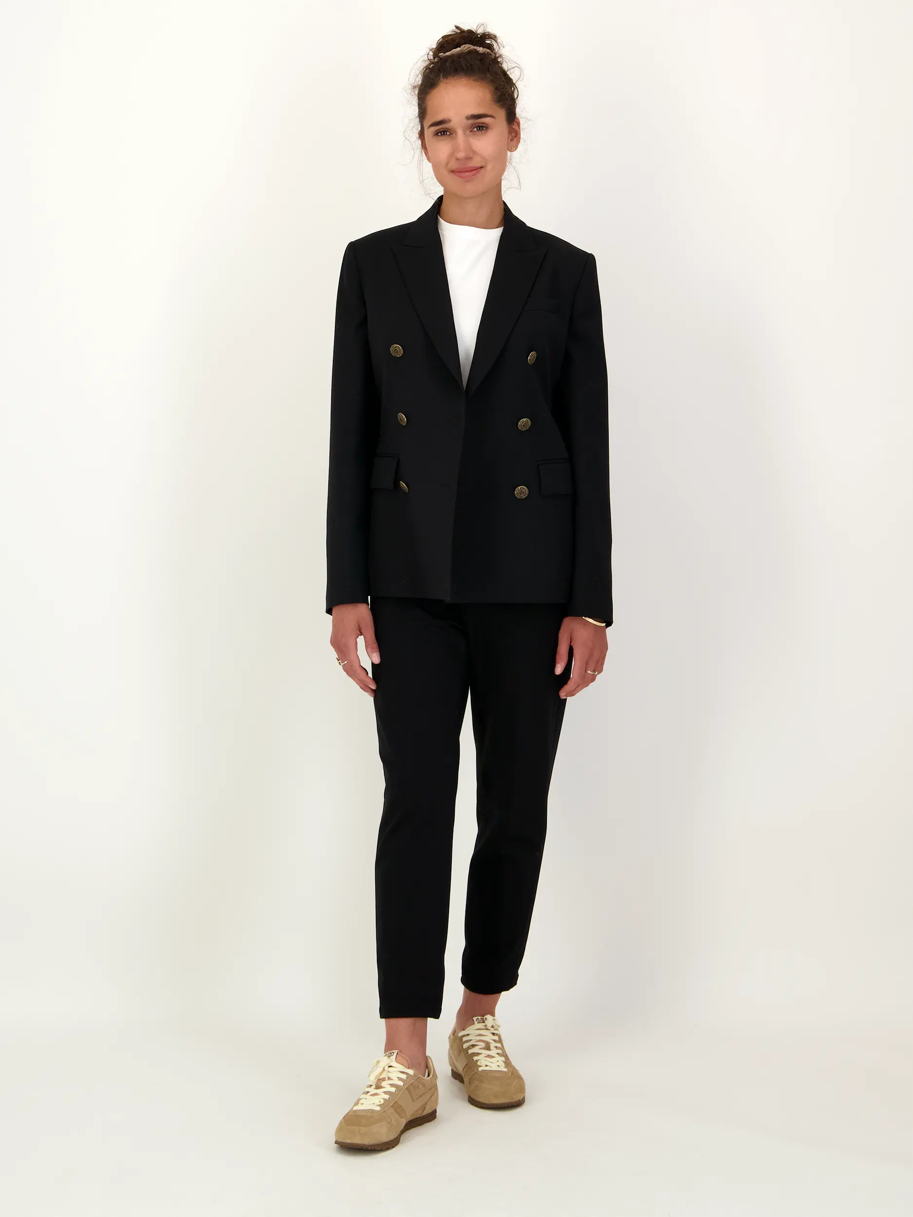 Blazer - Artikel Teil eines Outfits getragen von einem Modell - Farbe: Schwarz