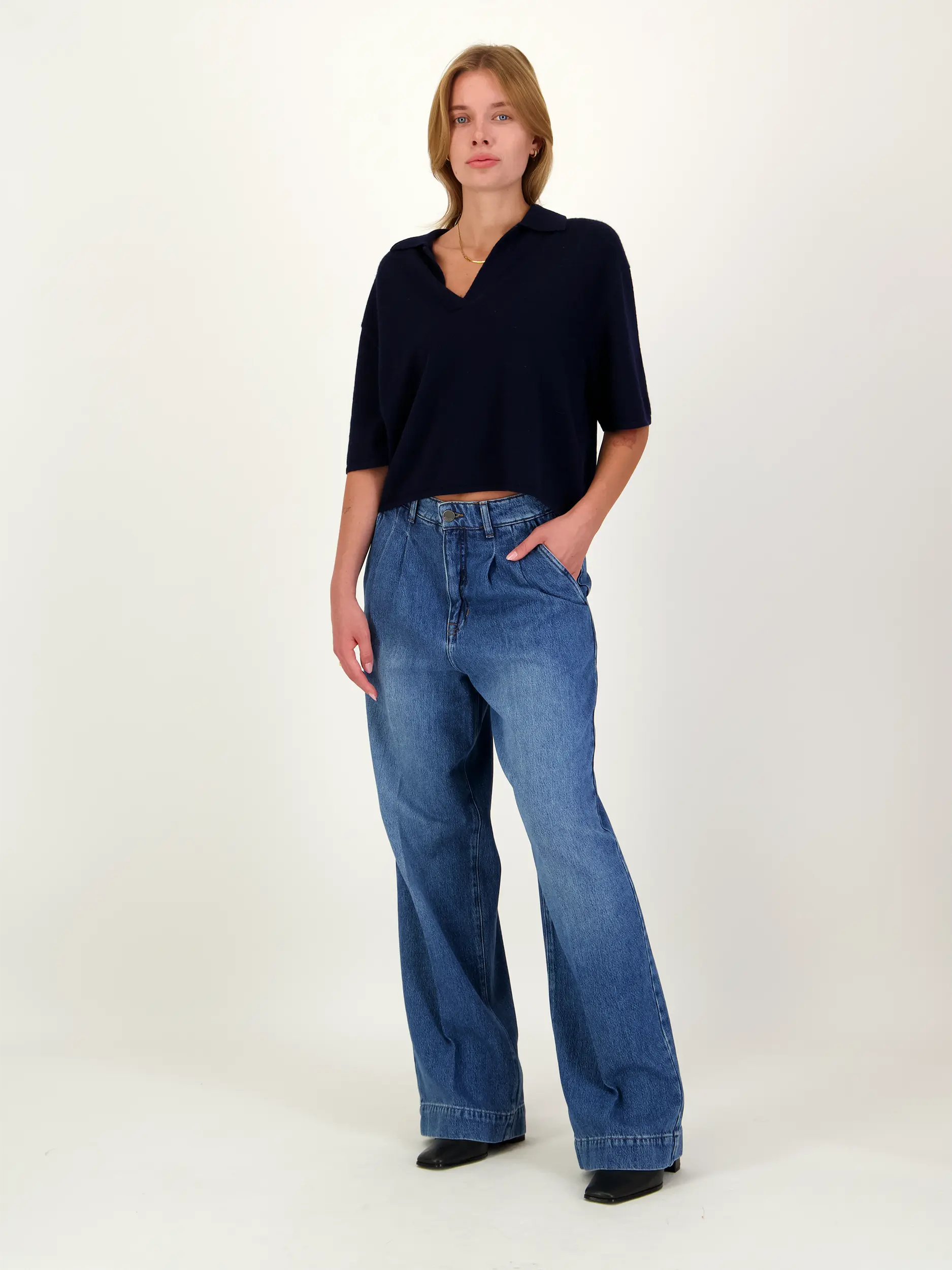 High Waist Wide Leg Unisex Jeans 'Noa' - Artikel Vorderseite getragen von einem Modell