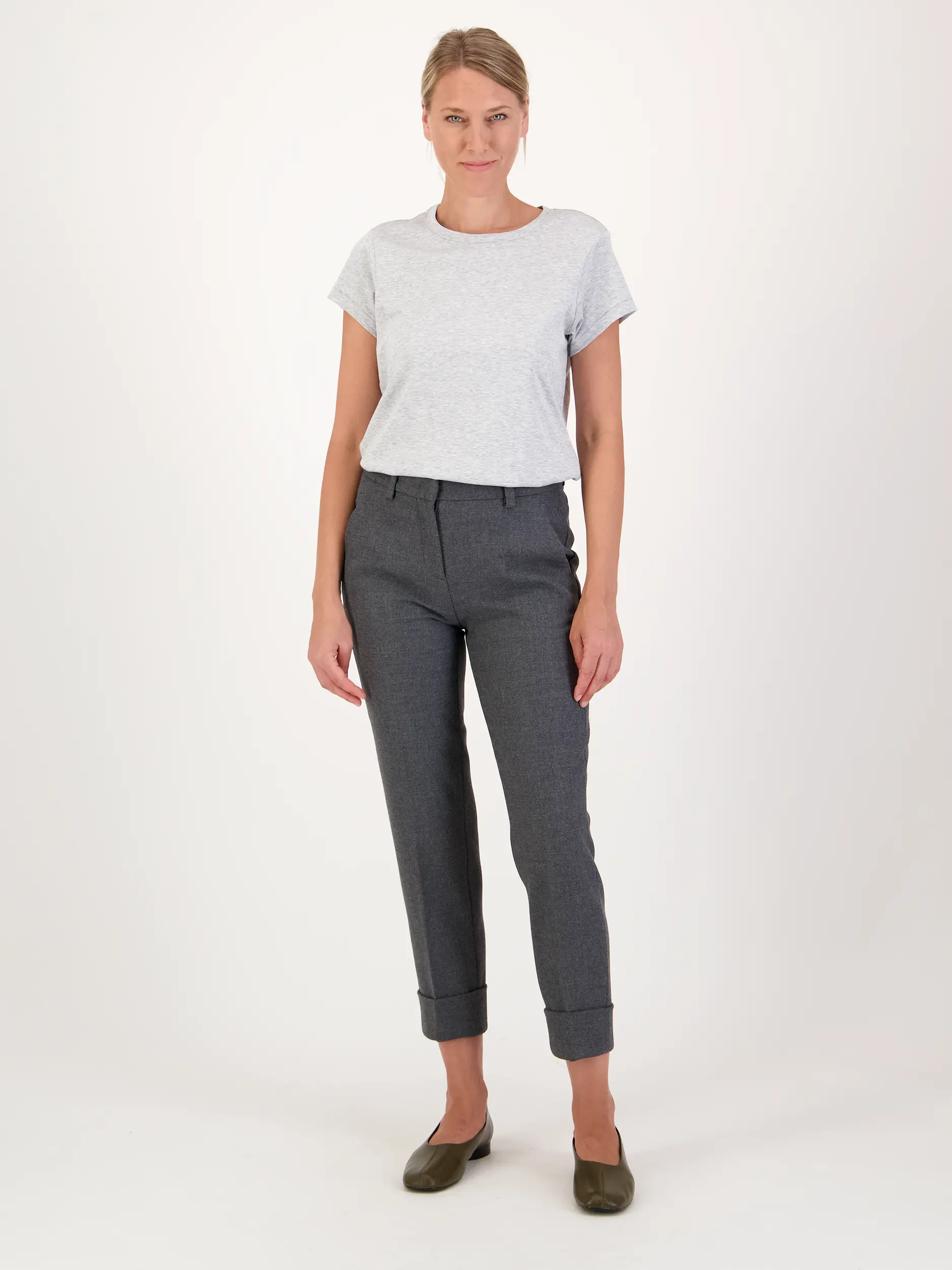 Bundfaltenhose 'Krystal' - Artikel Teil eines Outfits getragen von einem Modell - Farbe: Grau