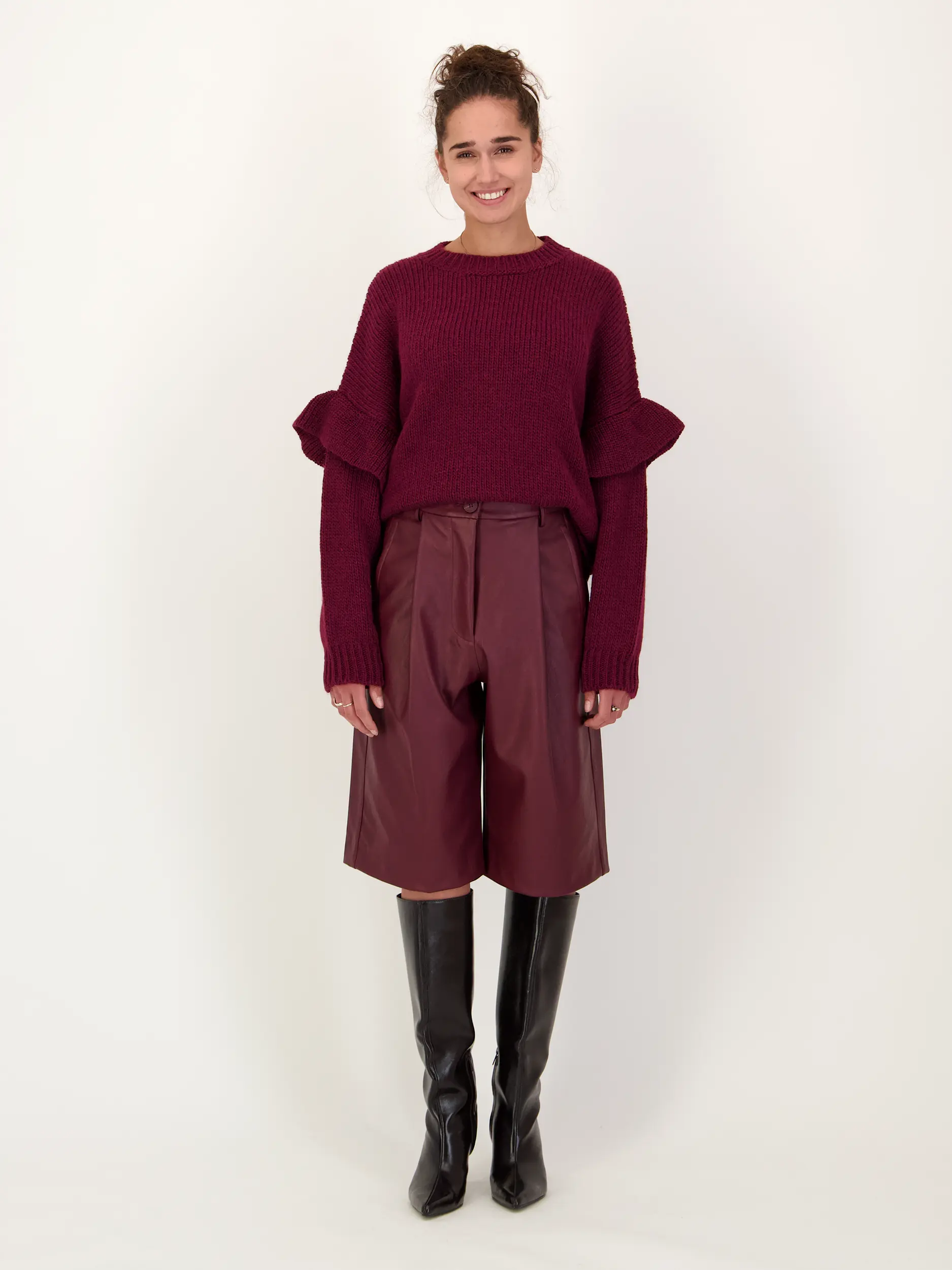 Pullover 'Ijune' aus Wolle langarm - Artikel Teil eines Outfits getragen von einem Modell - Farbe: Rot