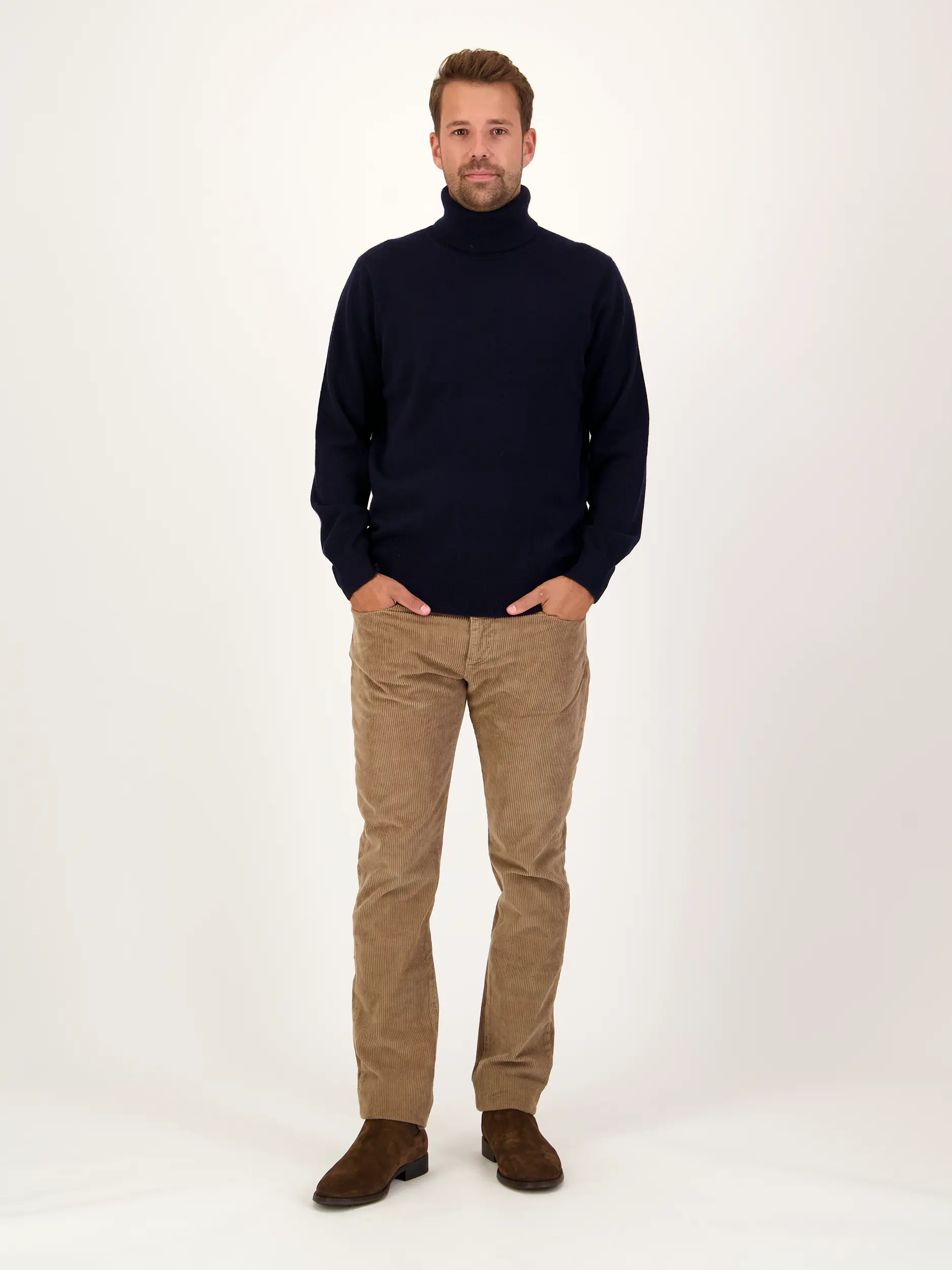 Cordhose - Artikel Teil eines Outfits getragen von einem Modell - Farbe: Beige