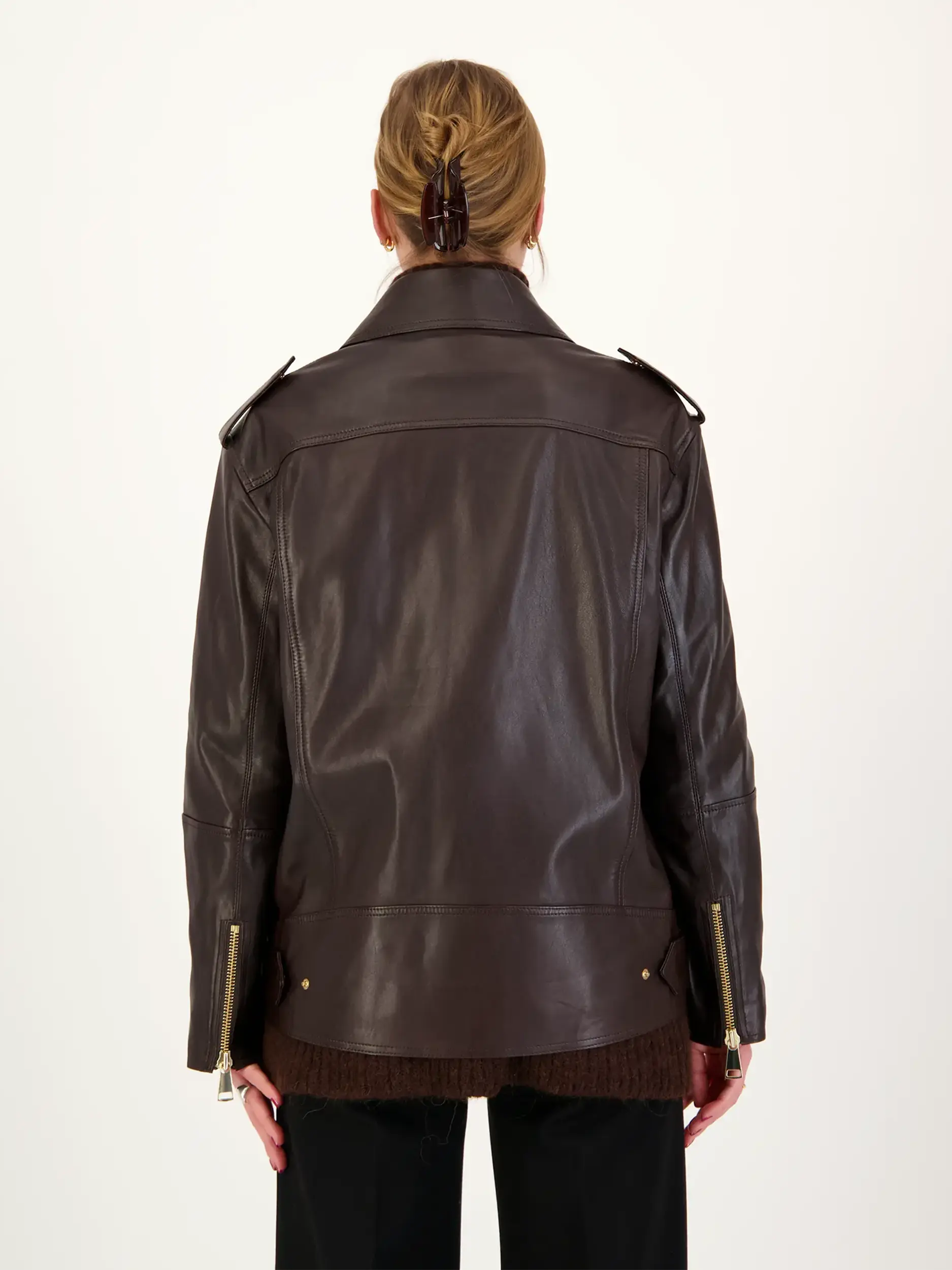 Lederjacke 'Sleek Statement' - Artikel Rückseite getragen von einem Modell - Farbe: Braun