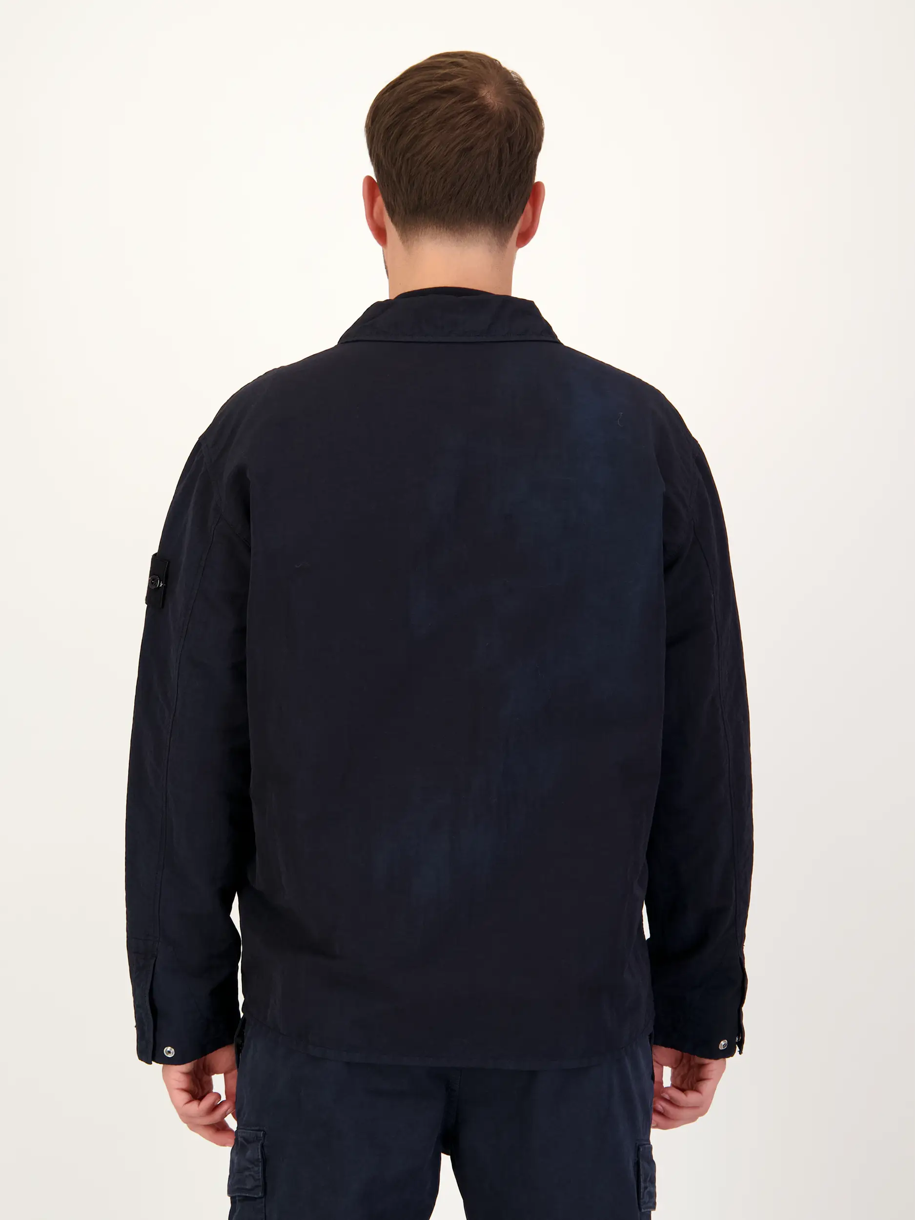 Overshirt - Artikel Rückseite getragen von einem Modell - Farbe: Schwarz