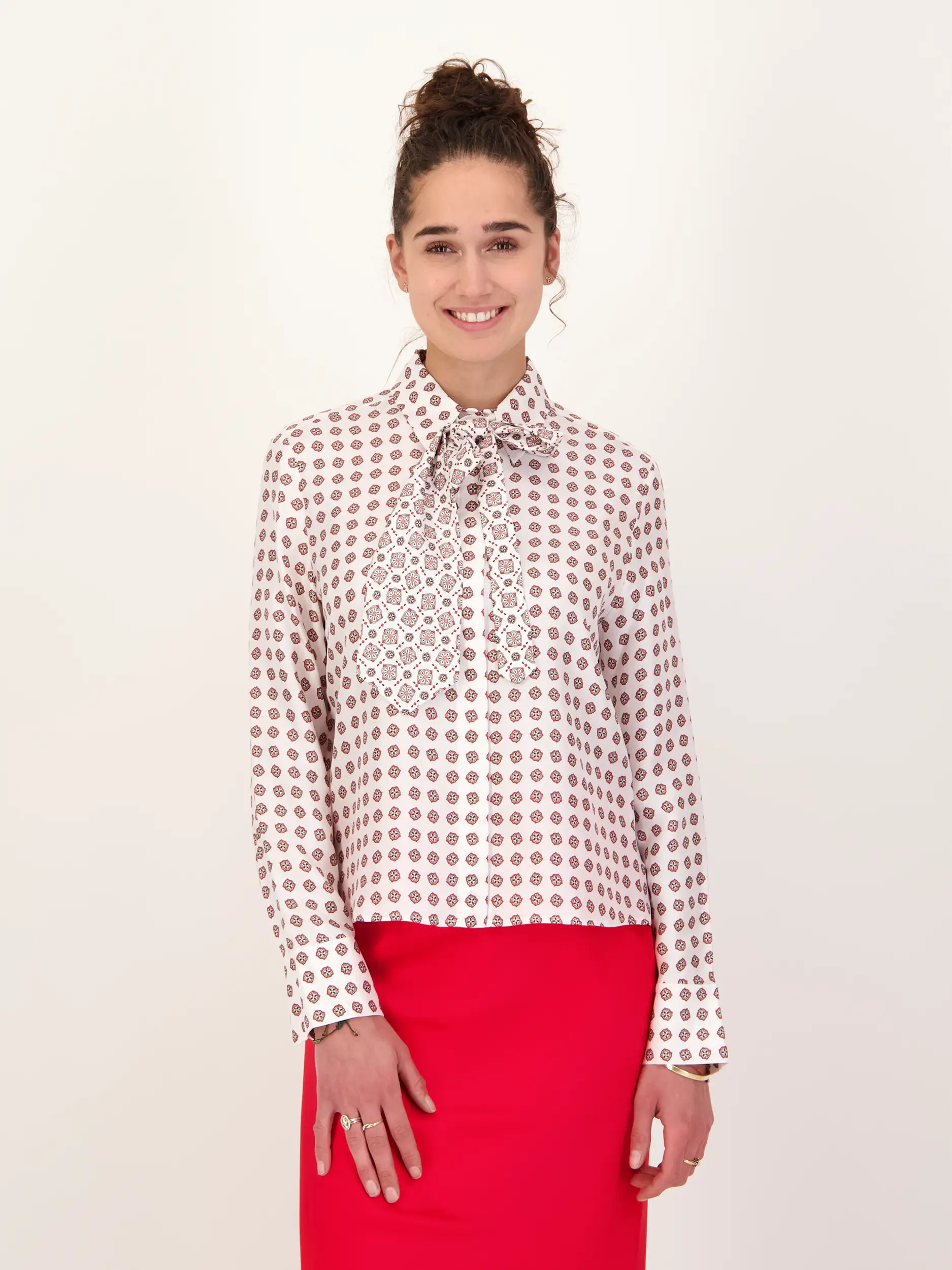 Gemusterte Schluppennbluse 'Graphic Dreams' aus Seide langarm - Artikel Vorderseite getragen von einem Modell - Farbe: Weiß