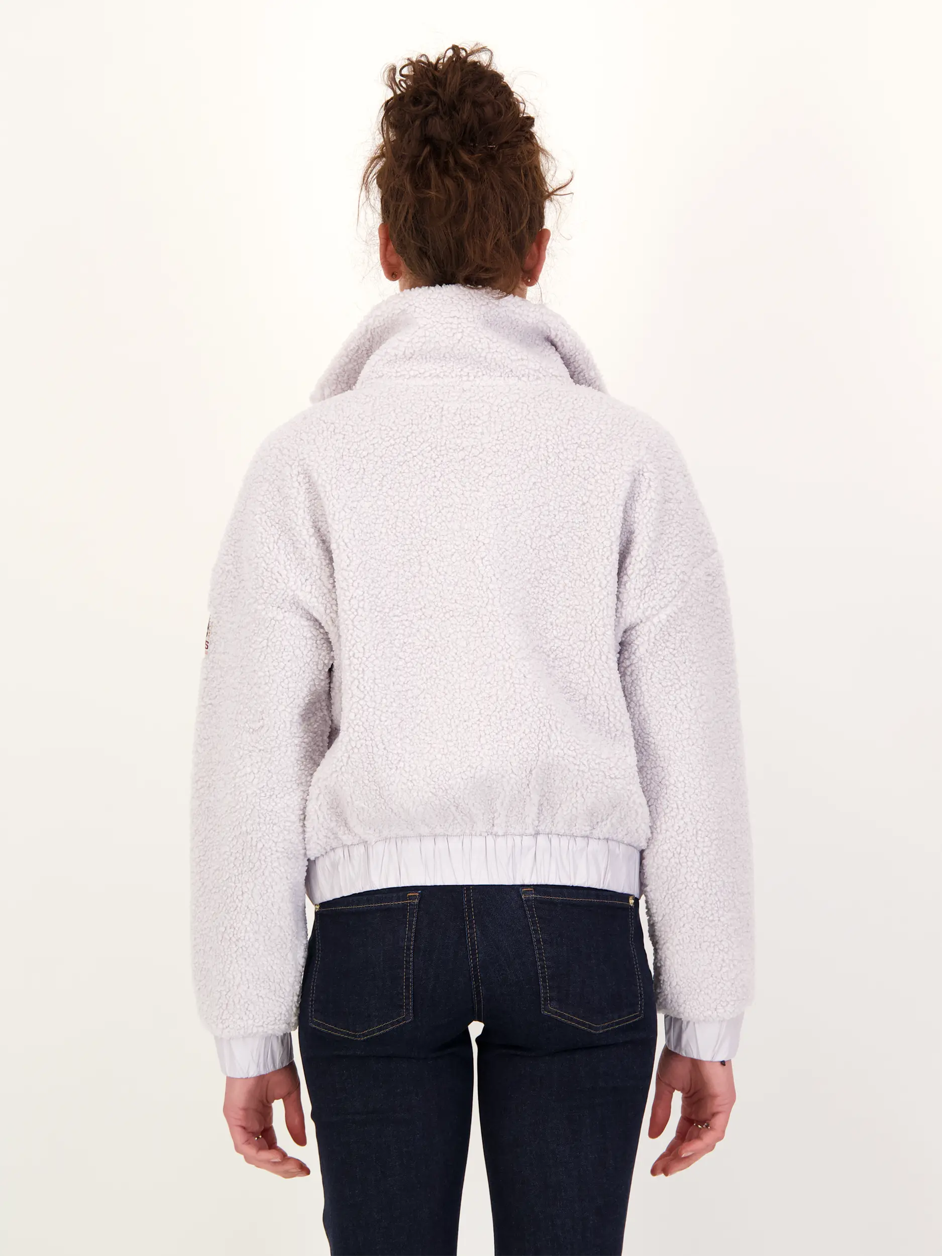 Teddyjacke 'Sori' - Artikel Rückseite getragen von einem Modell - Farbe: Grau