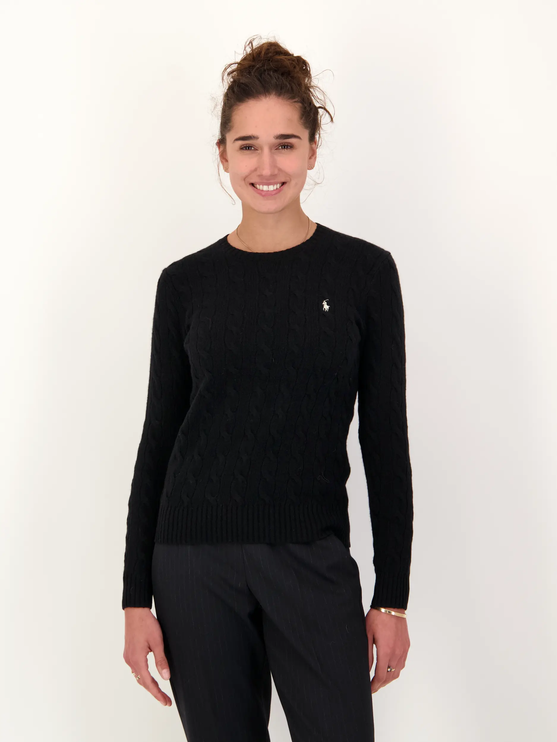 Pullover mit Zopfmuster - Artikel Vorderseite getragen von einem Modell - Farbe: Schwarz