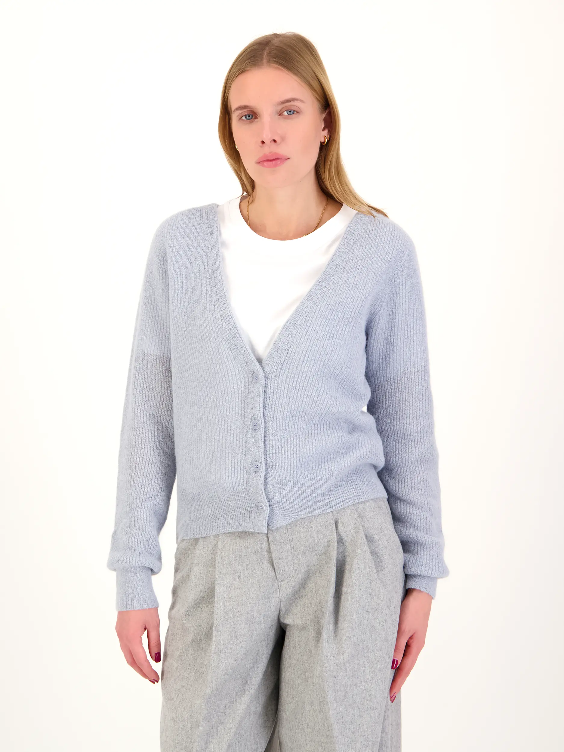 Strickjacke 'Gertija' langarm - Artikel Vorderseite getragen von einem Modell - Farbe: Blau