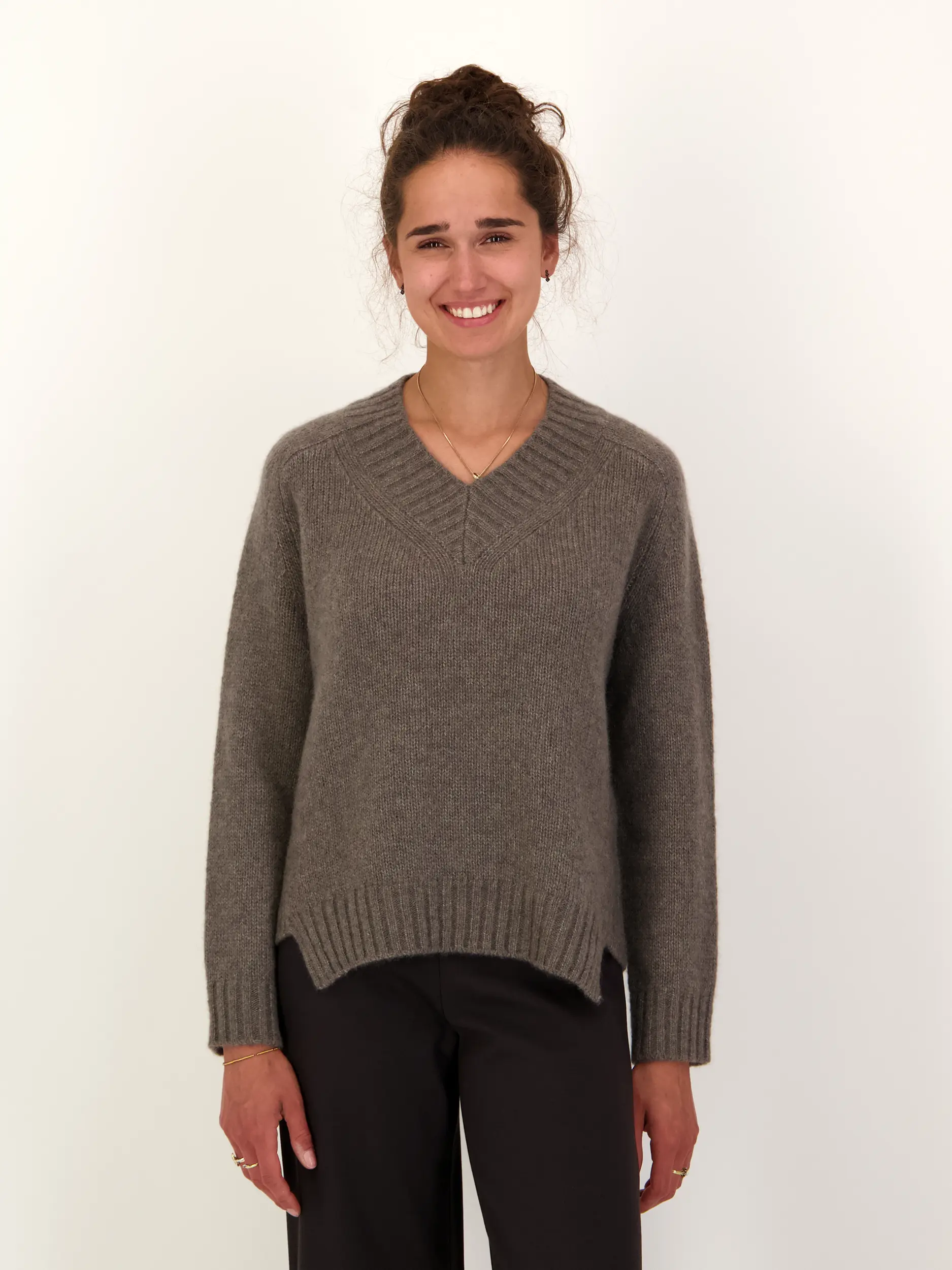 Pullover aus Kaschmir - Artikel Vorderseite getragen von einem Modell