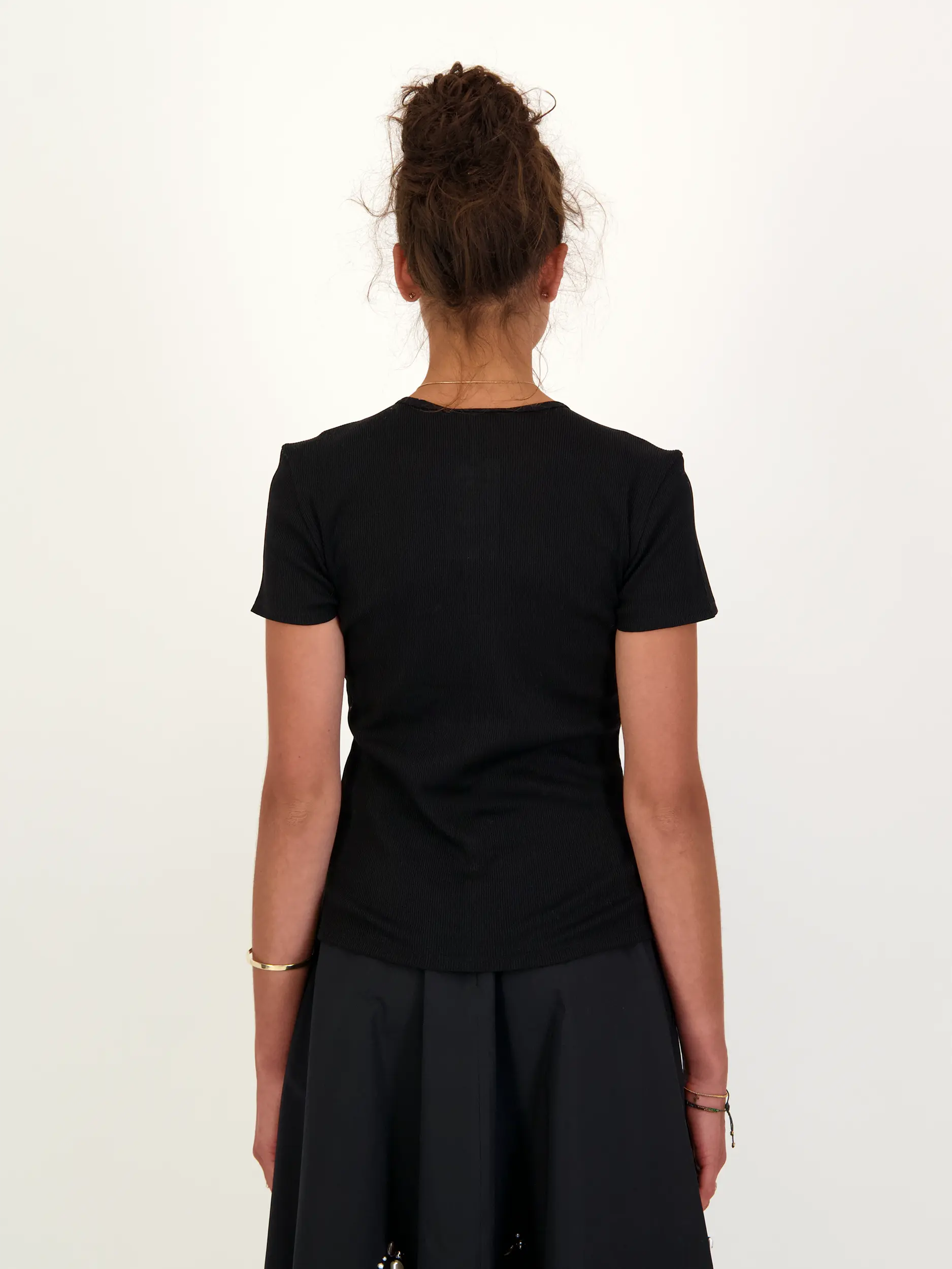 Rippstrickshirt 'Pure Sleekness' - Artikel Rückseite getragen von einem Modell - Farbe: Schwarz