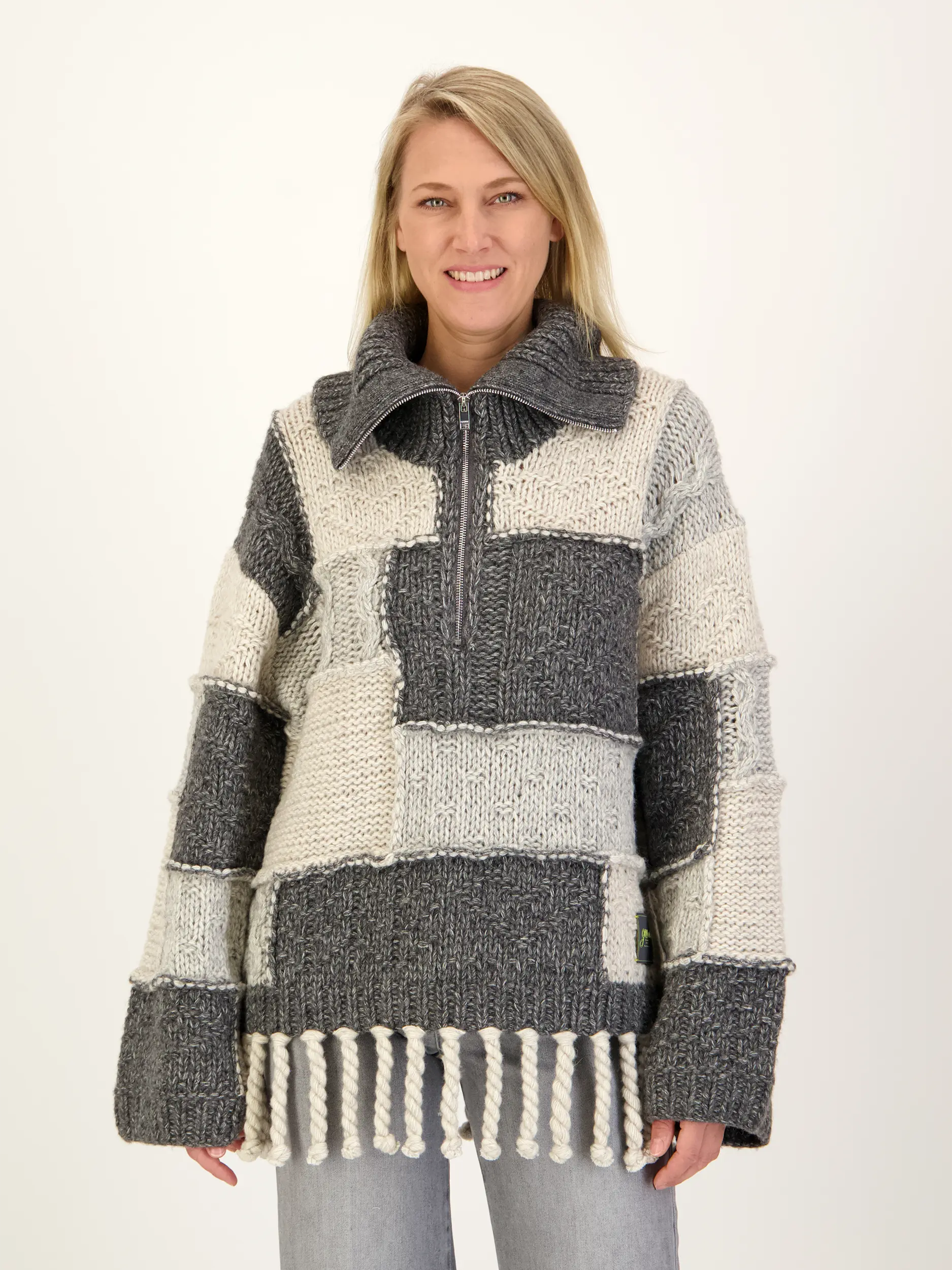 Gemusterter Pullover aus Wolle mit Fransen langarm - Artikel Vorderseite getragen von einem Modell