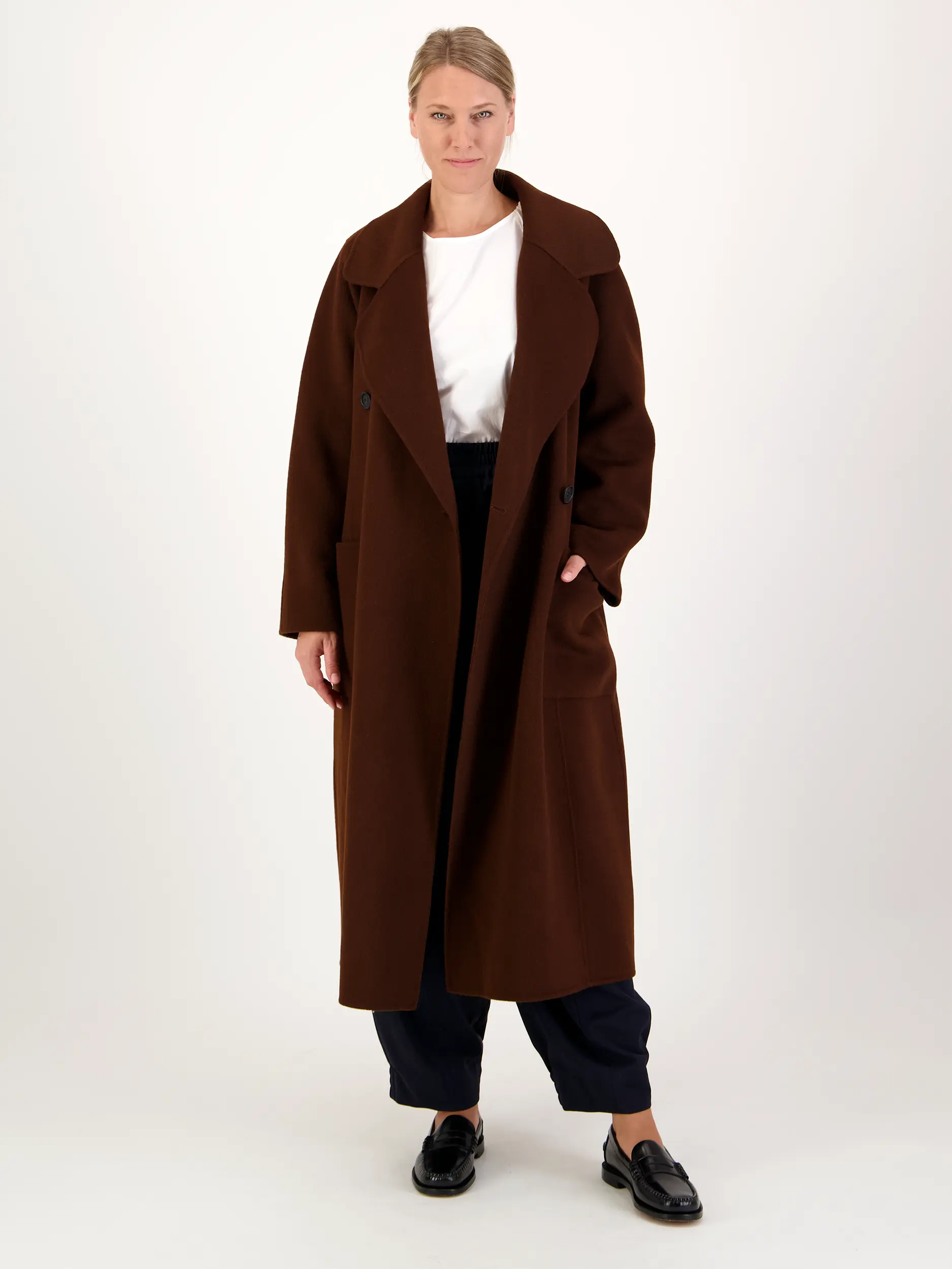 Wollmantel - Artikel Teil eines Outfits getragen von einem Modell - Farbe: Braun