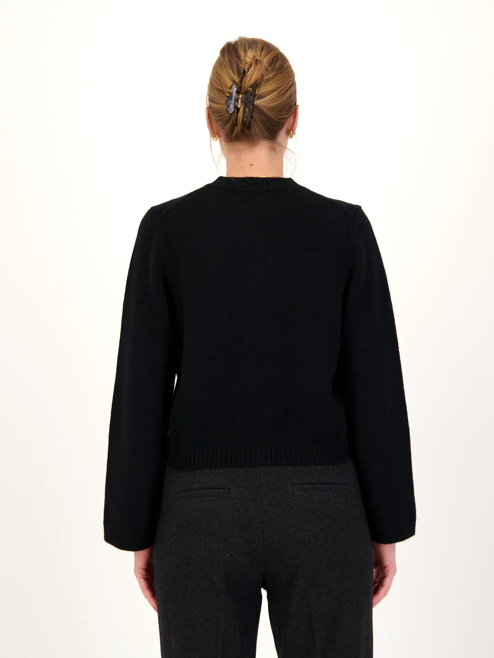 Strickjacke aus Wolle - Artikel Rückseite getragen von einem Modell - Farbe: Schwarz