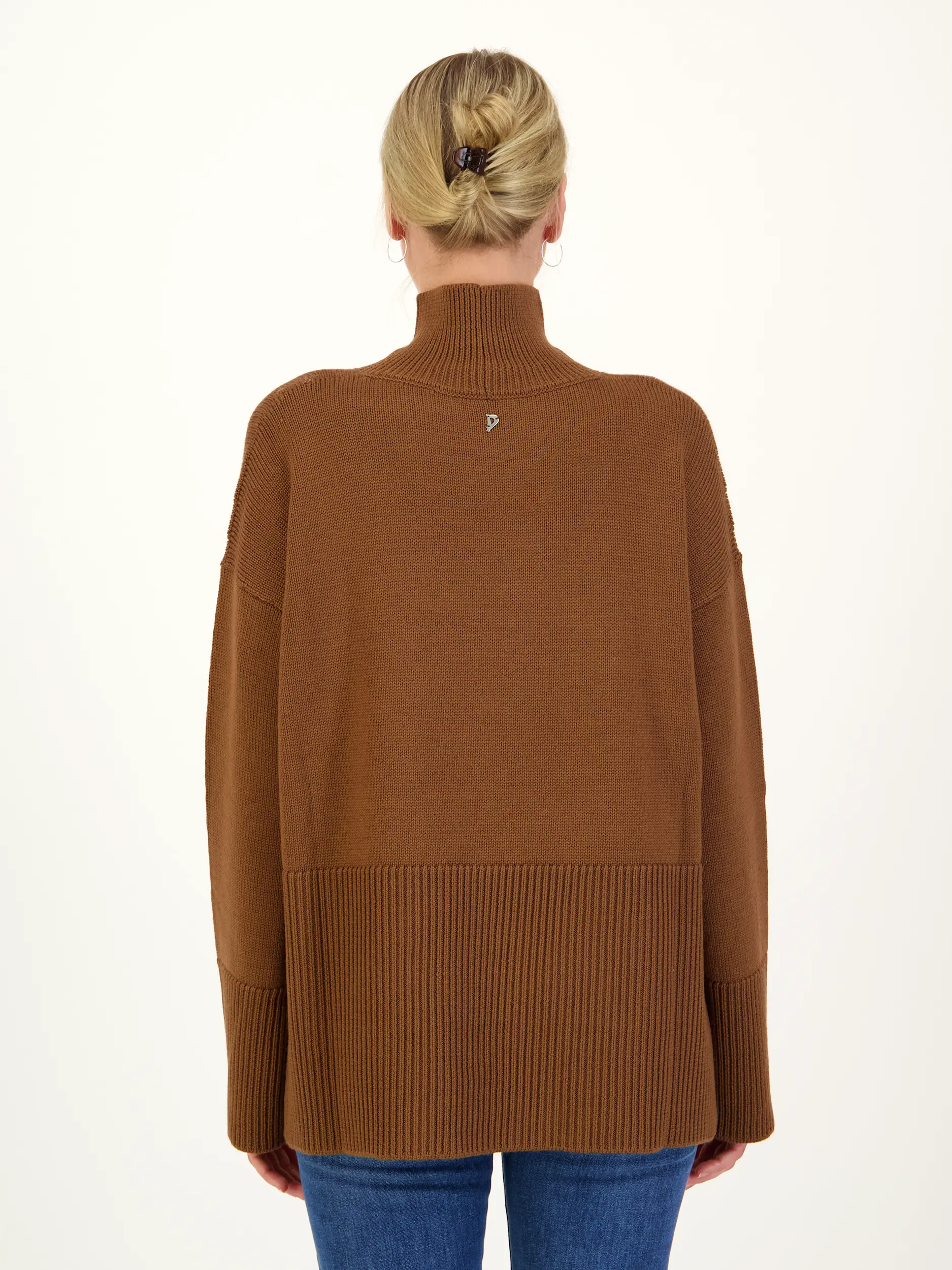 Pullover aus Wolle langarm - Artikel Rückseite getragen von einem Modell - Farbe: Braun