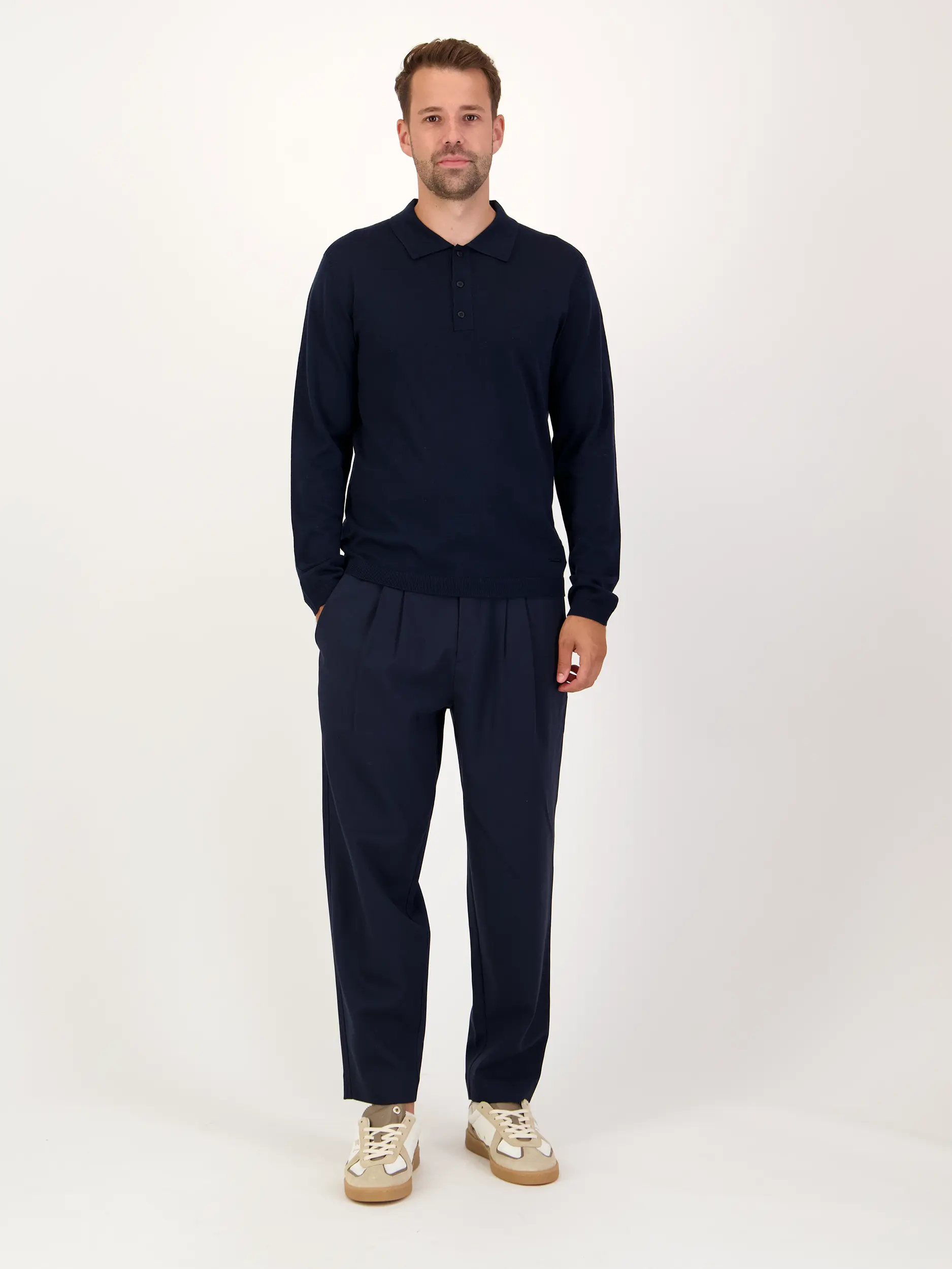 Strickpolo 'Fyon' aus Wolle langarm - Artikel Teil eines Outfits getragen von einem Modell - Farbe: Blau