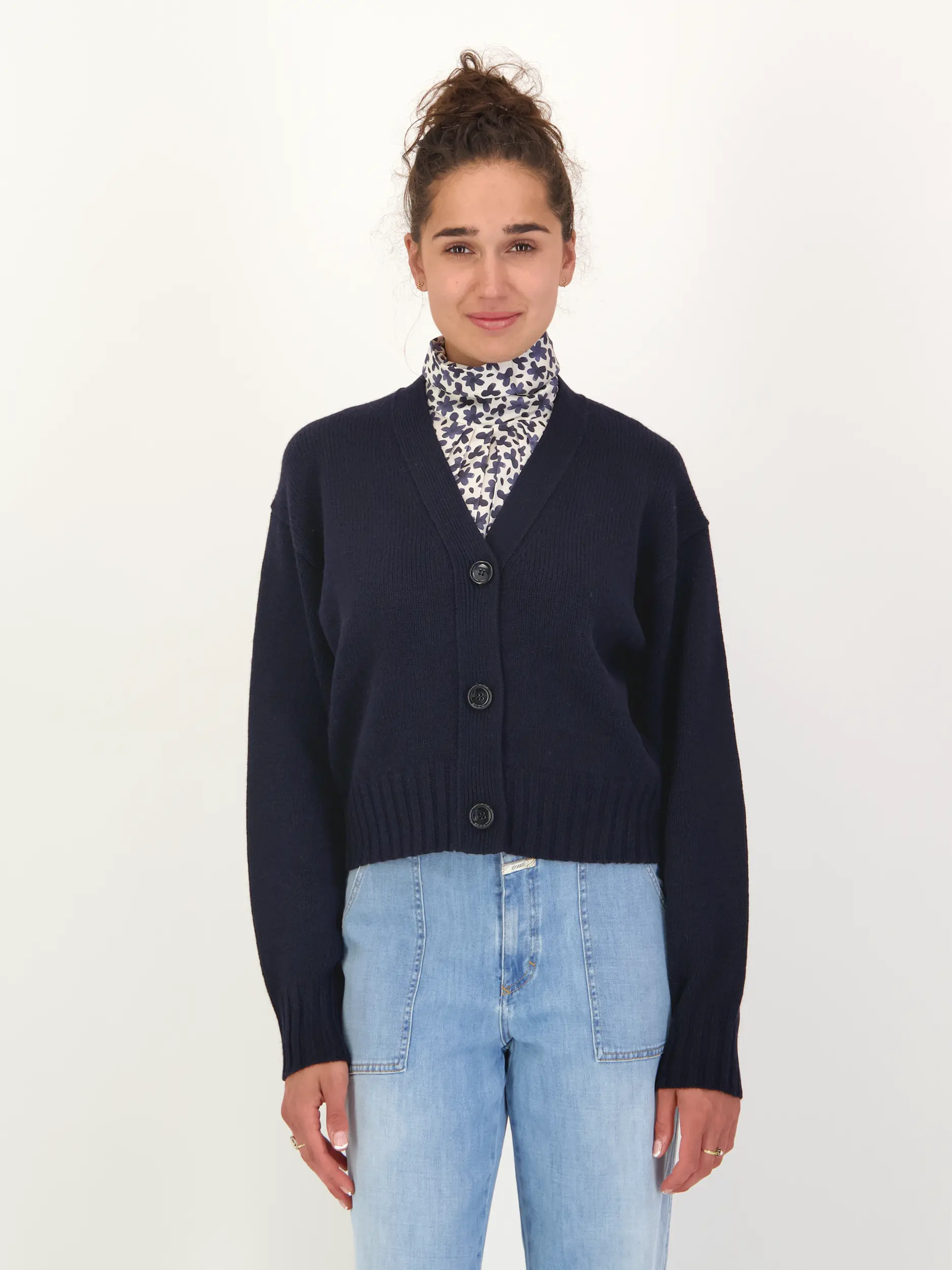 Strickjacke aus Wolle - Artikel Vorderseite getragen von einem Modell - Farbe: Blau