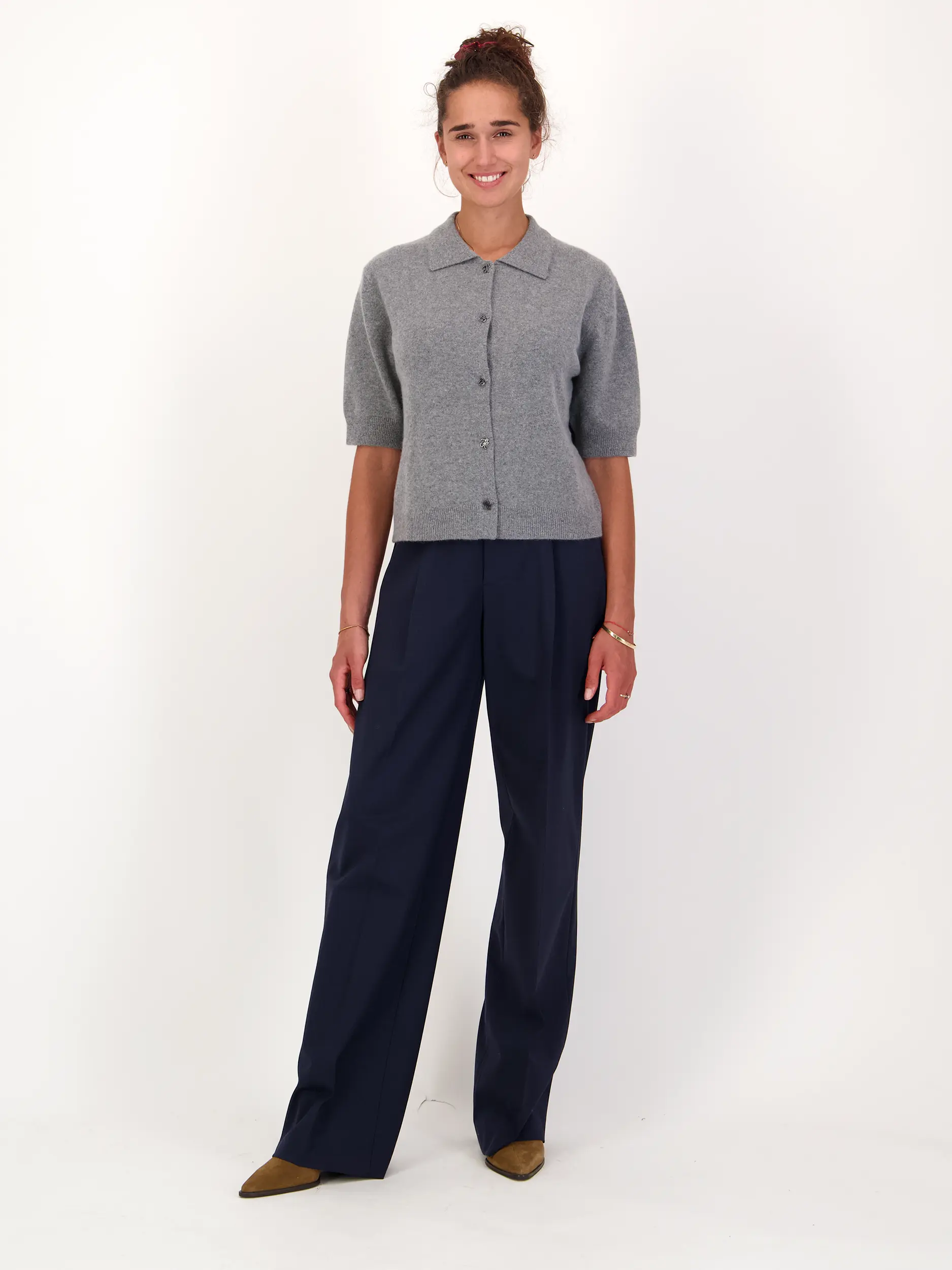 Businesshose 'Lia' aus Wolle - Artikel Teil eines Outfits getragen von einem Modell - Farbe: Blau