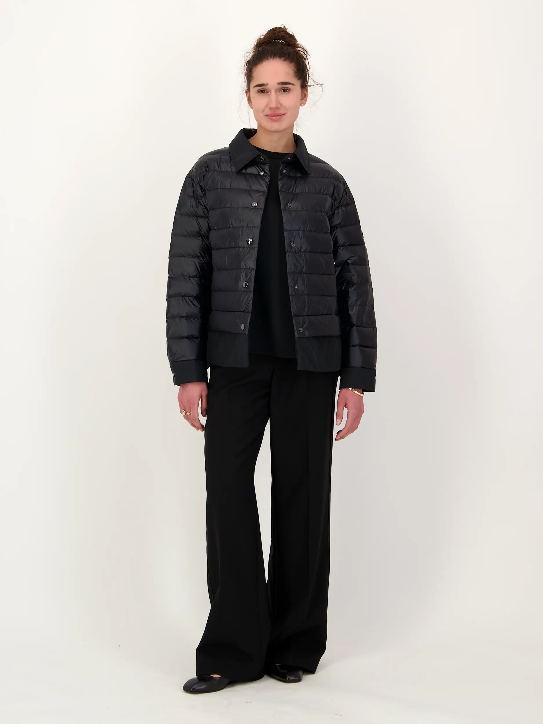 Daunenjacke 'Audrey' - Artikel Teil eines Outfits getragen von einem Modell - Farbe: Schwarz