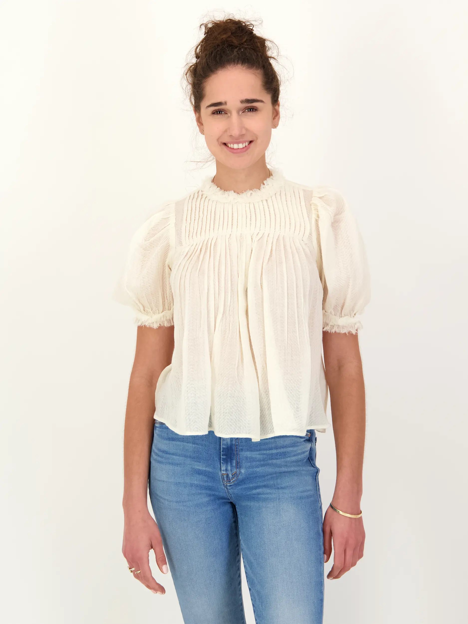 Bluse 'Karlyn' aus Wolle mit Raffungen 3/4 Arm - Artikel Vorderseite getragen von einem Modell - Farbe: Creme