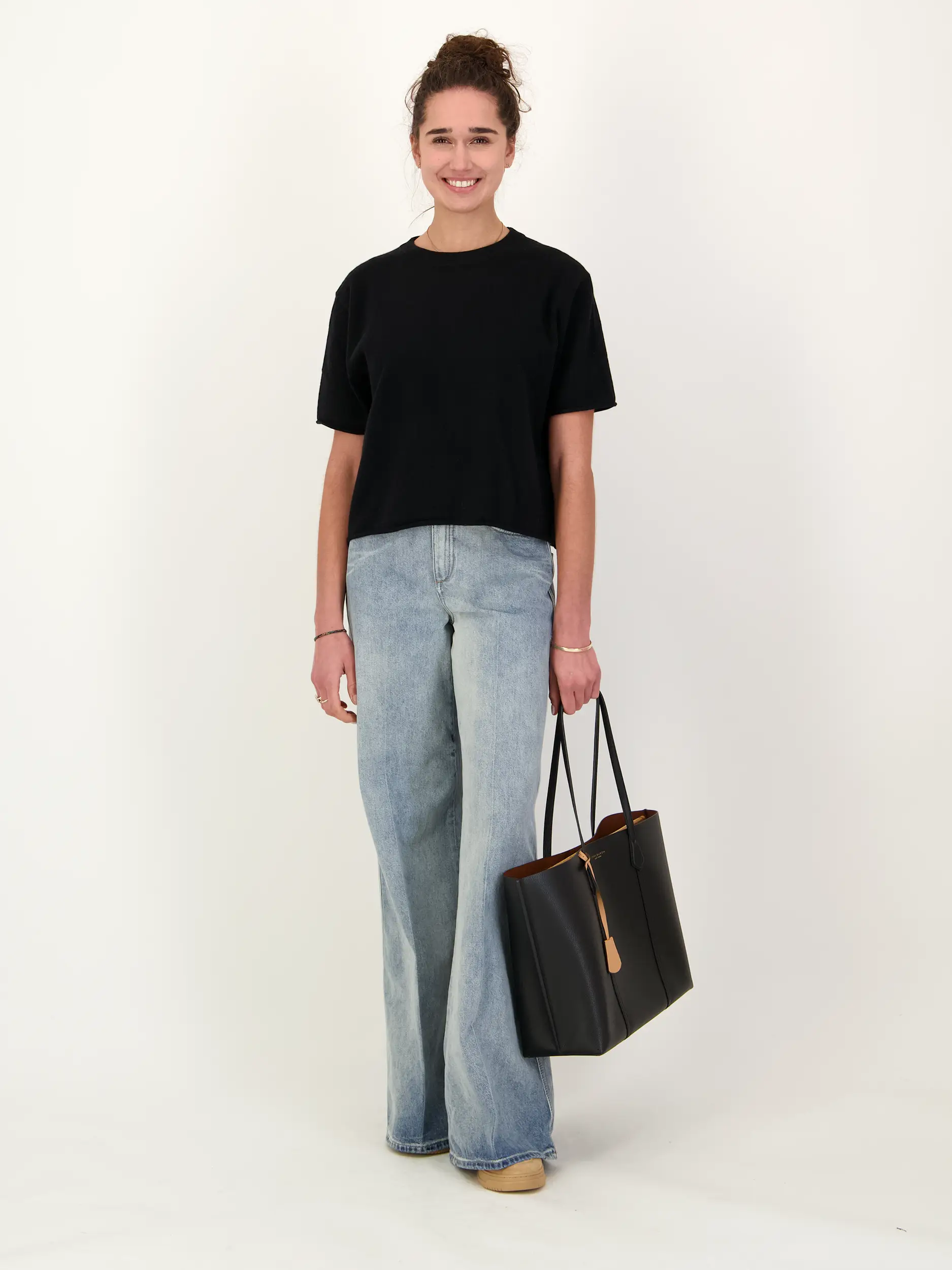 Pullover 'Cila' aus Kaschmir kurzarm - Artikel Teil eines Outfits getragen von einem Modell - Farbe: Schwarz