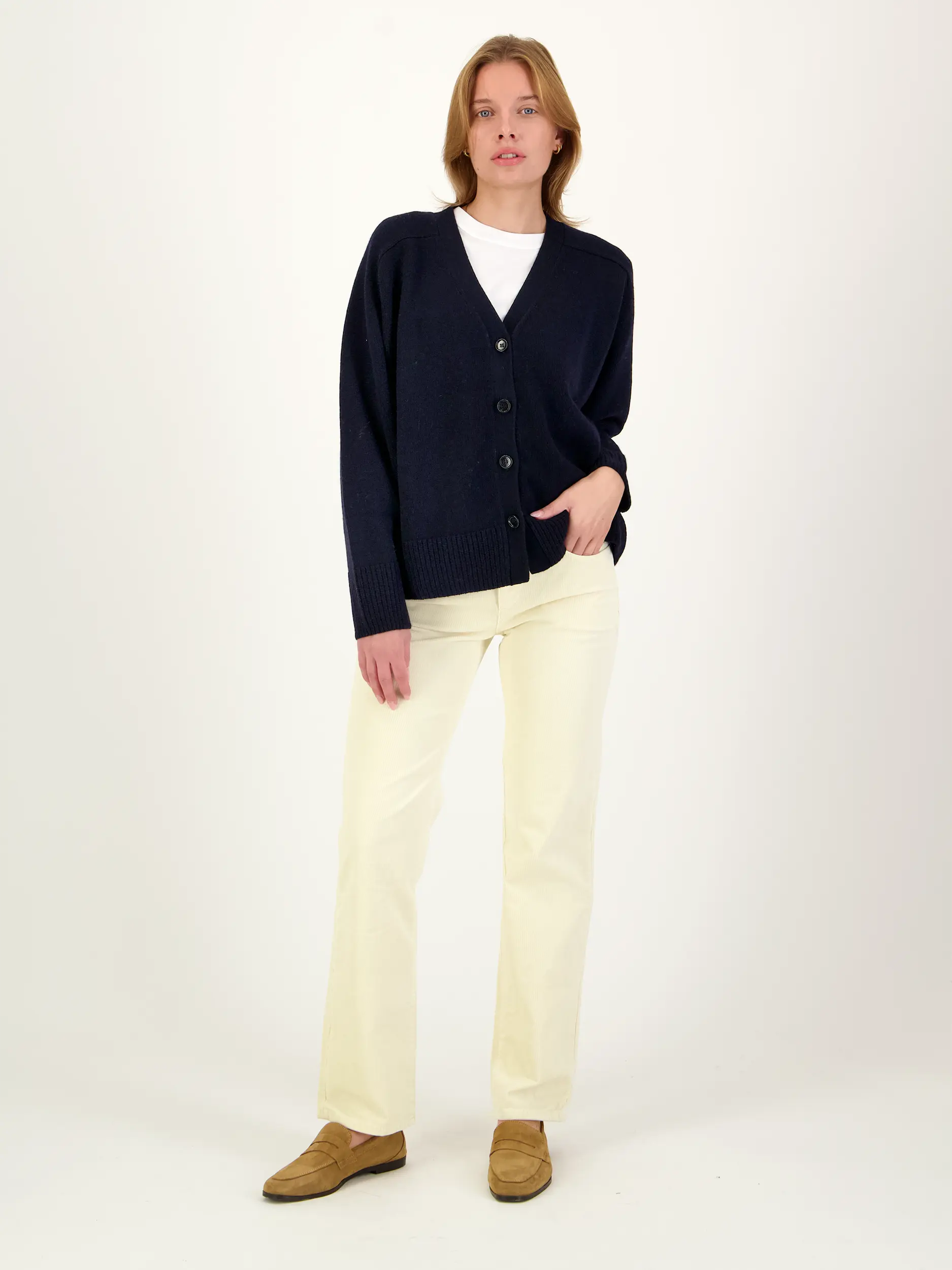 Strickjacke aus Wolle - Artikel Teil eines Outfits getragen von einem Modell - Farbe: Blau
