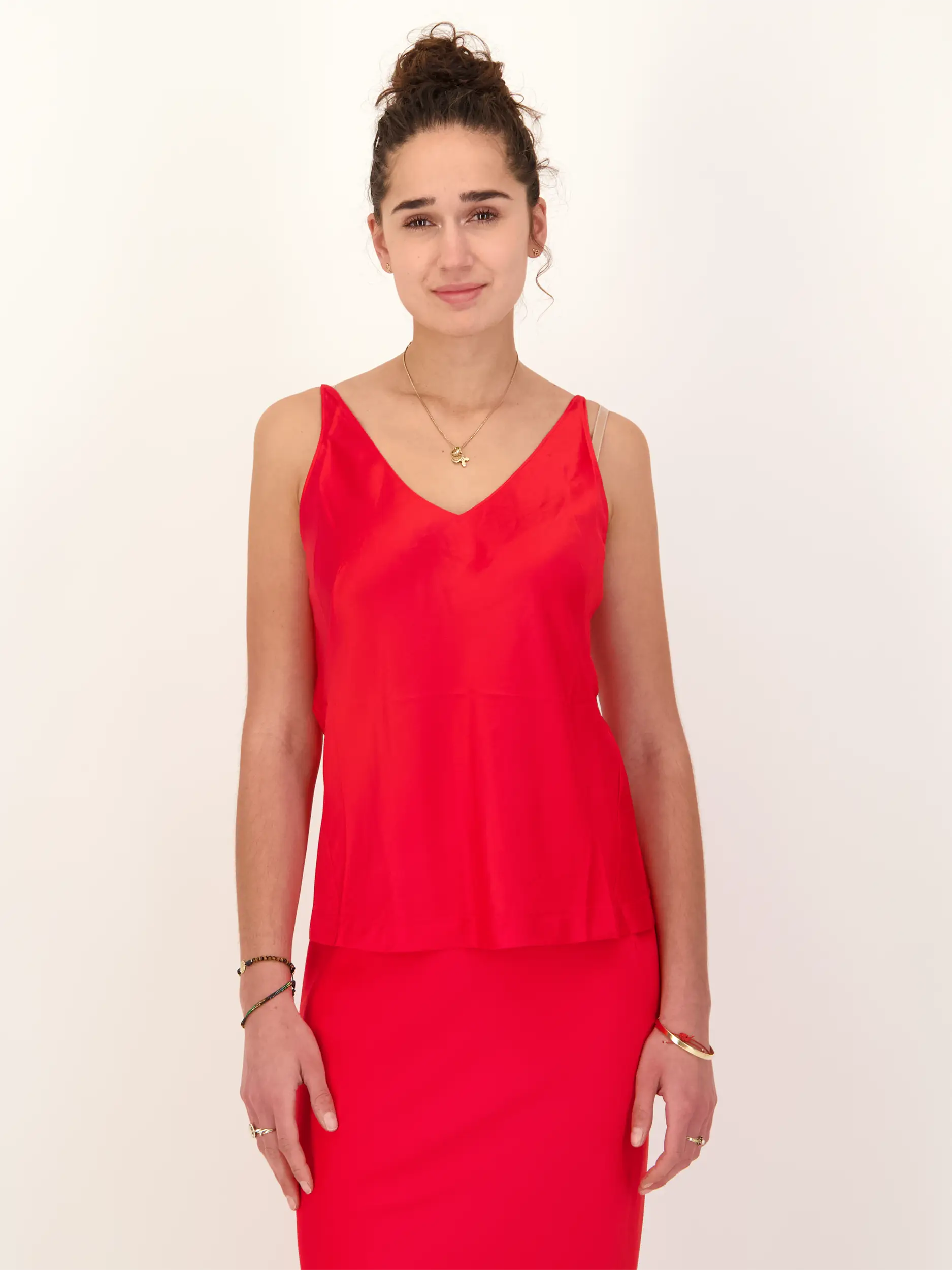 Satintop aus Seide - Artikel Vorderseite getragen von einem Modell - Farbe: Rot