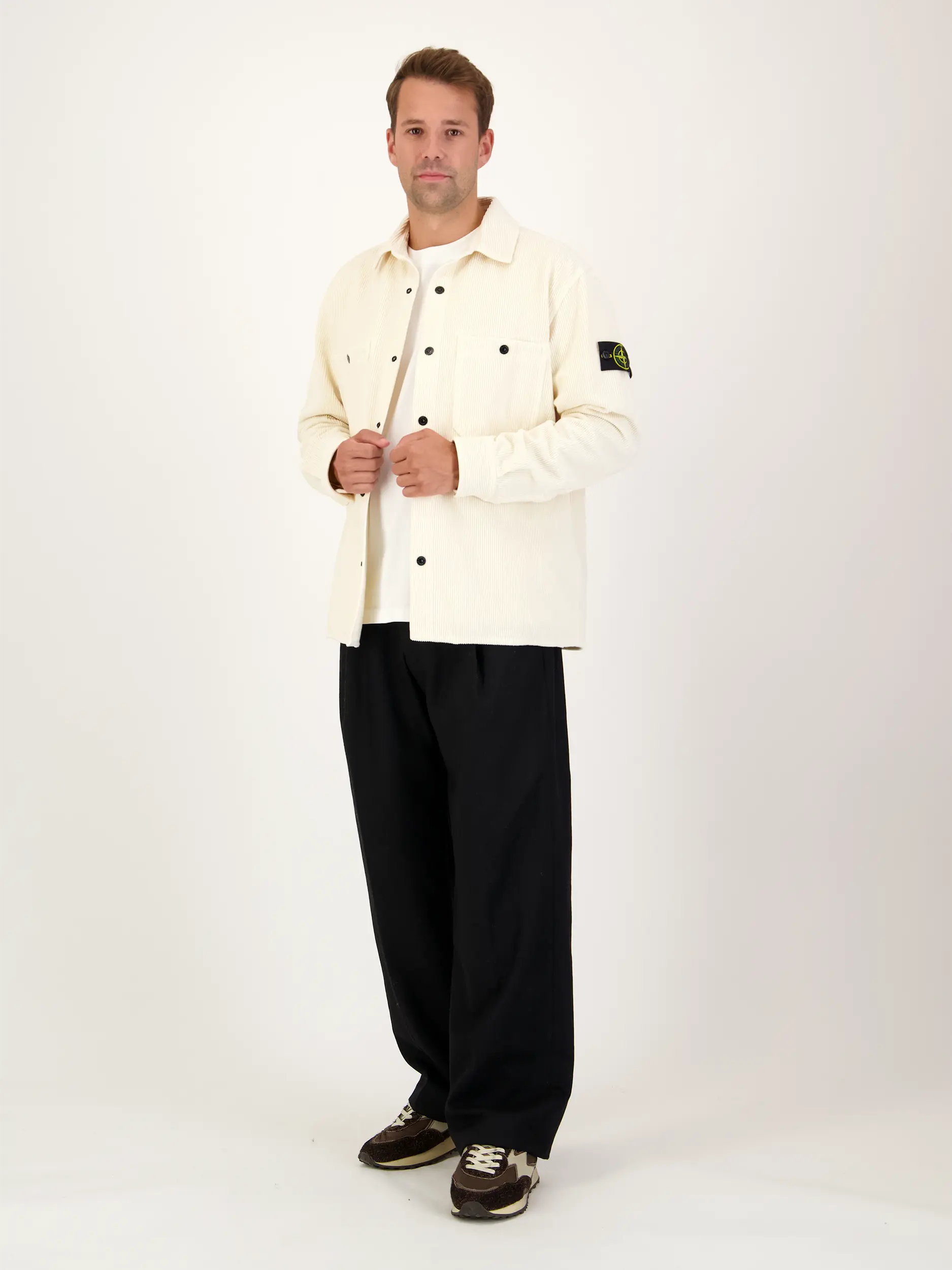 Cord Overshirt - Artikel Teil eines Outfits getragen von einem Modell - Farbe: Creme