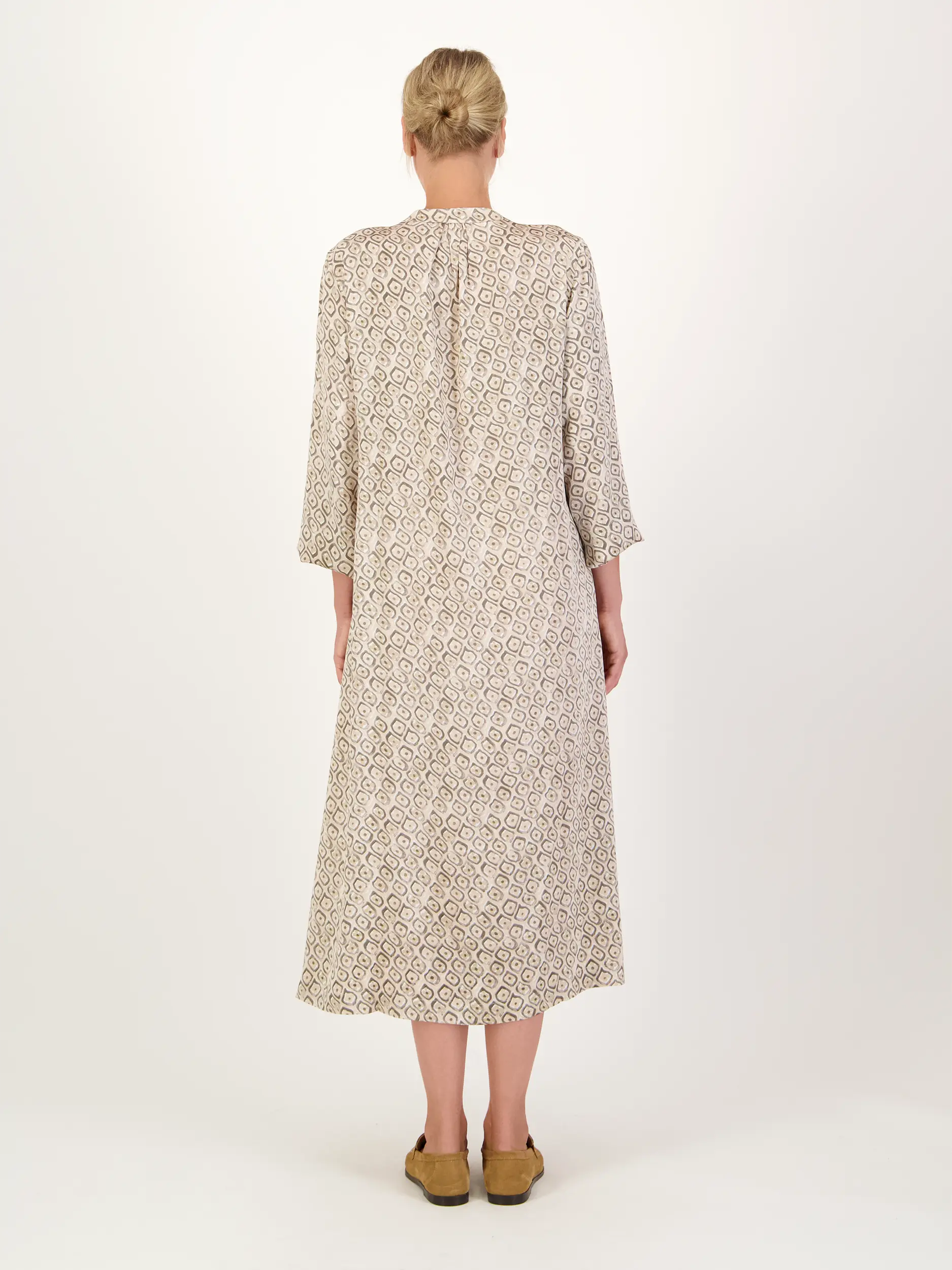 Gemustertes Midi Seidenkleid 'Farus' langarm - Artikel Rückseite getragen von einem Modell - Farbe: Braun