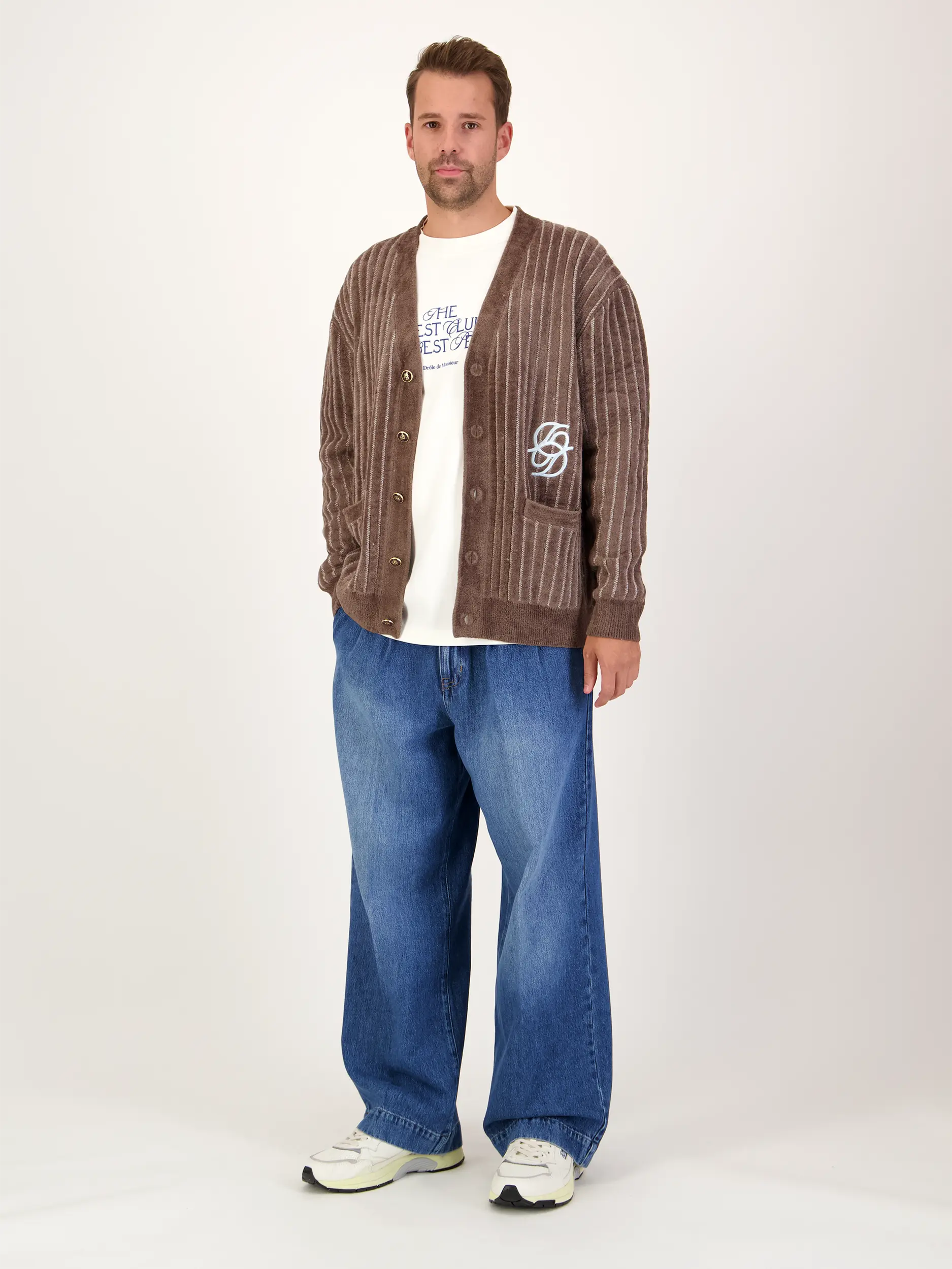 Strickjacke - Artikel Teil eines Outfits getragen von einem Modell - Farbe: Braun