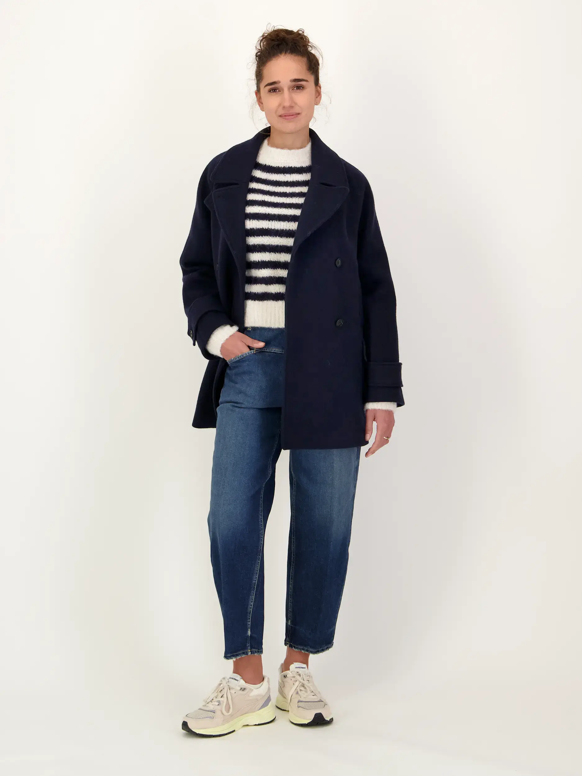 Cabanjacke aus Wolle - Artikel Teil eines Outfits getragen von einem Modell - Farbe: Blau