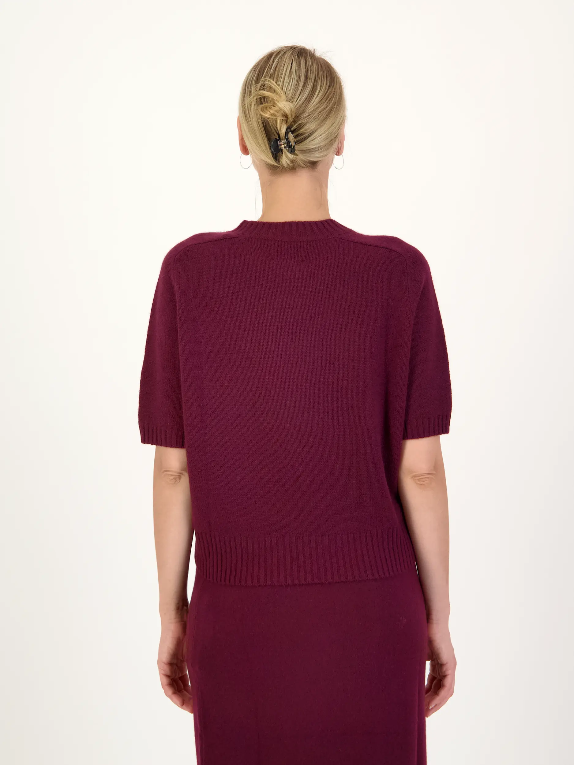 Pullover aus Kaschmir 3/4-Arm - Artikel Rückseite getragen von einem Modell - Farbe: Rot