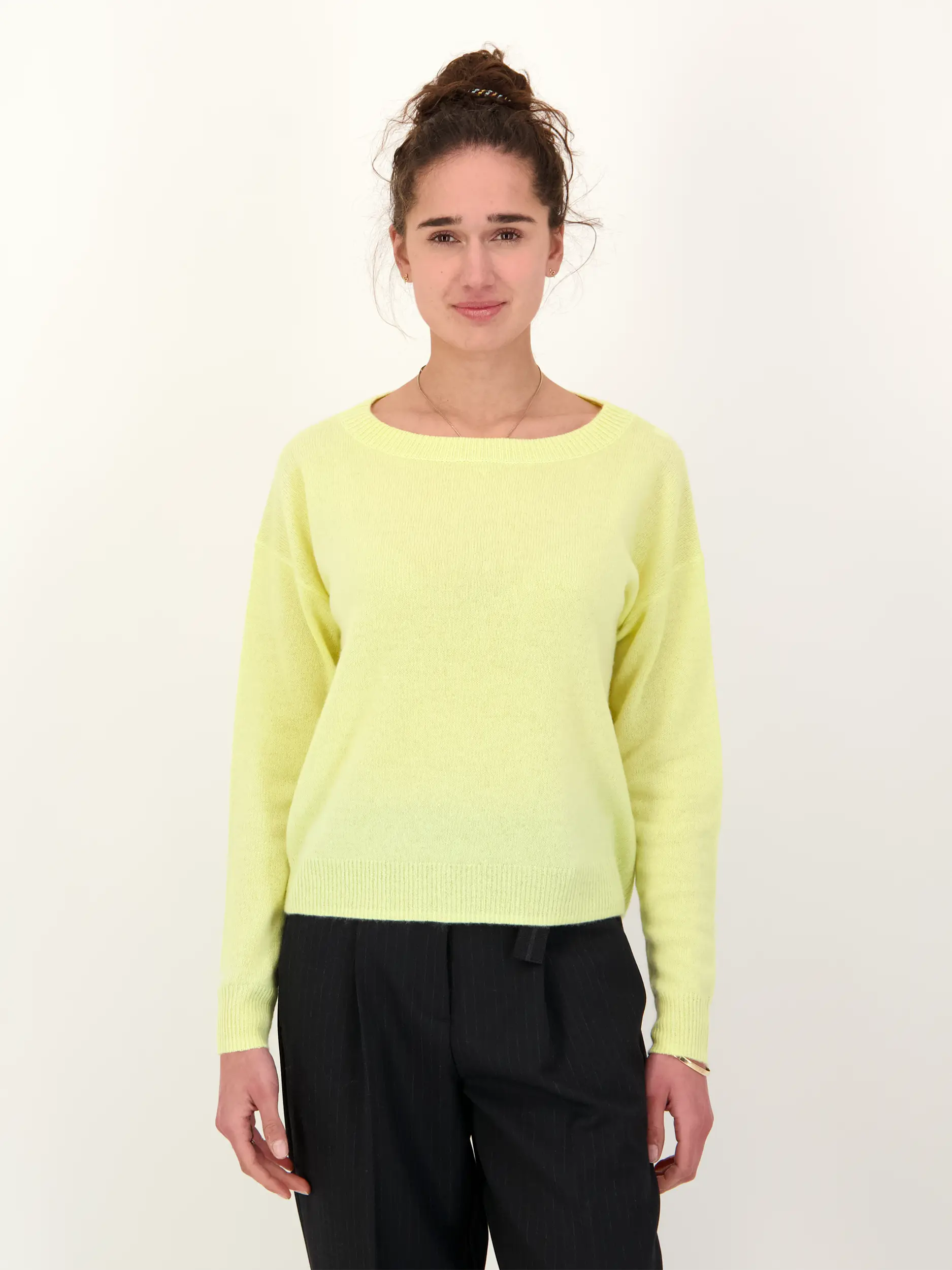 Pullover langarm aus Kaschmir - Artikel Vorderseite getragen von einem Modell - Farbe: Gelb