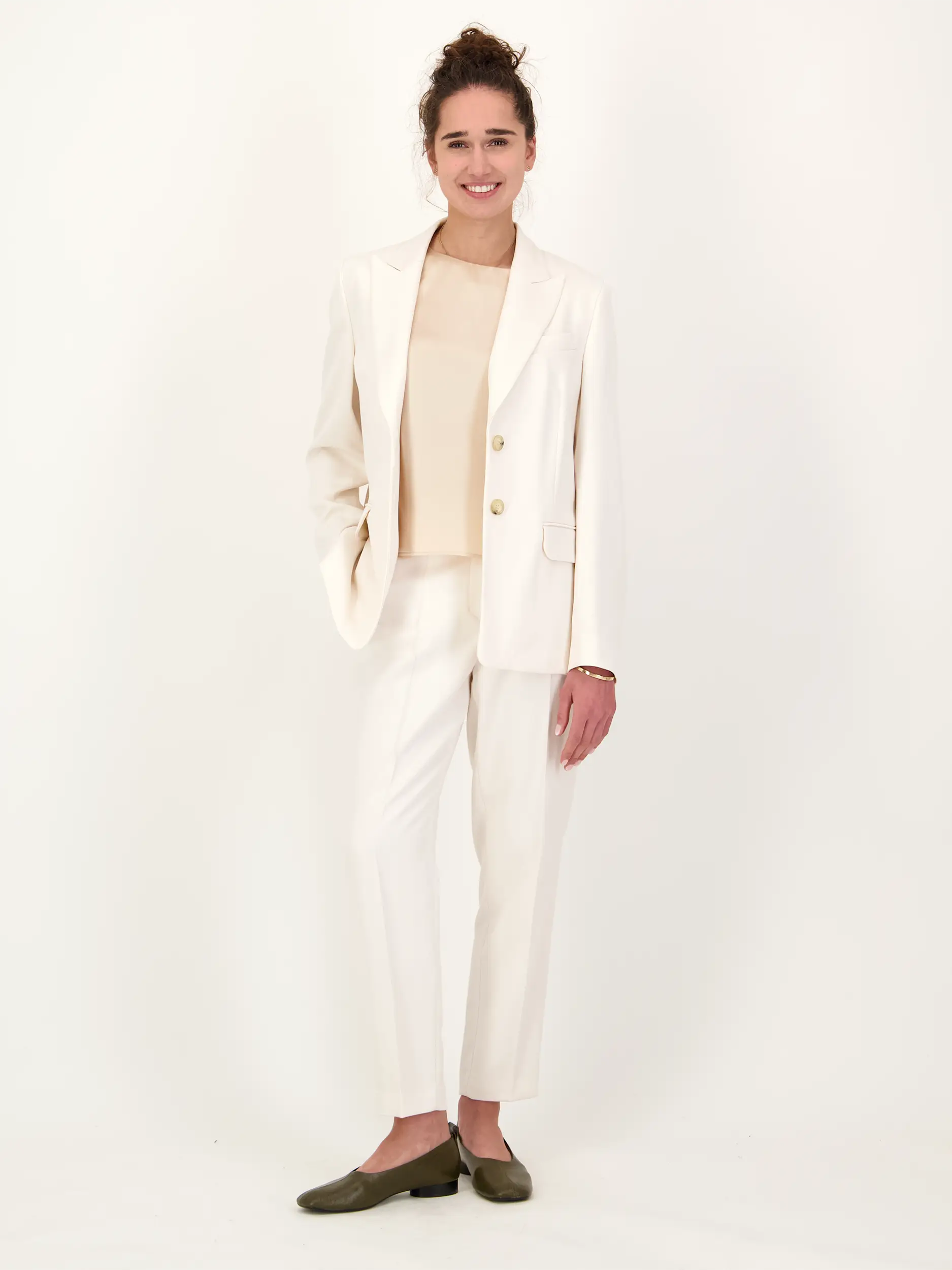 Hose  - Artikel Teil eines Outfits getragen von einem Modell - Farbe: Creme