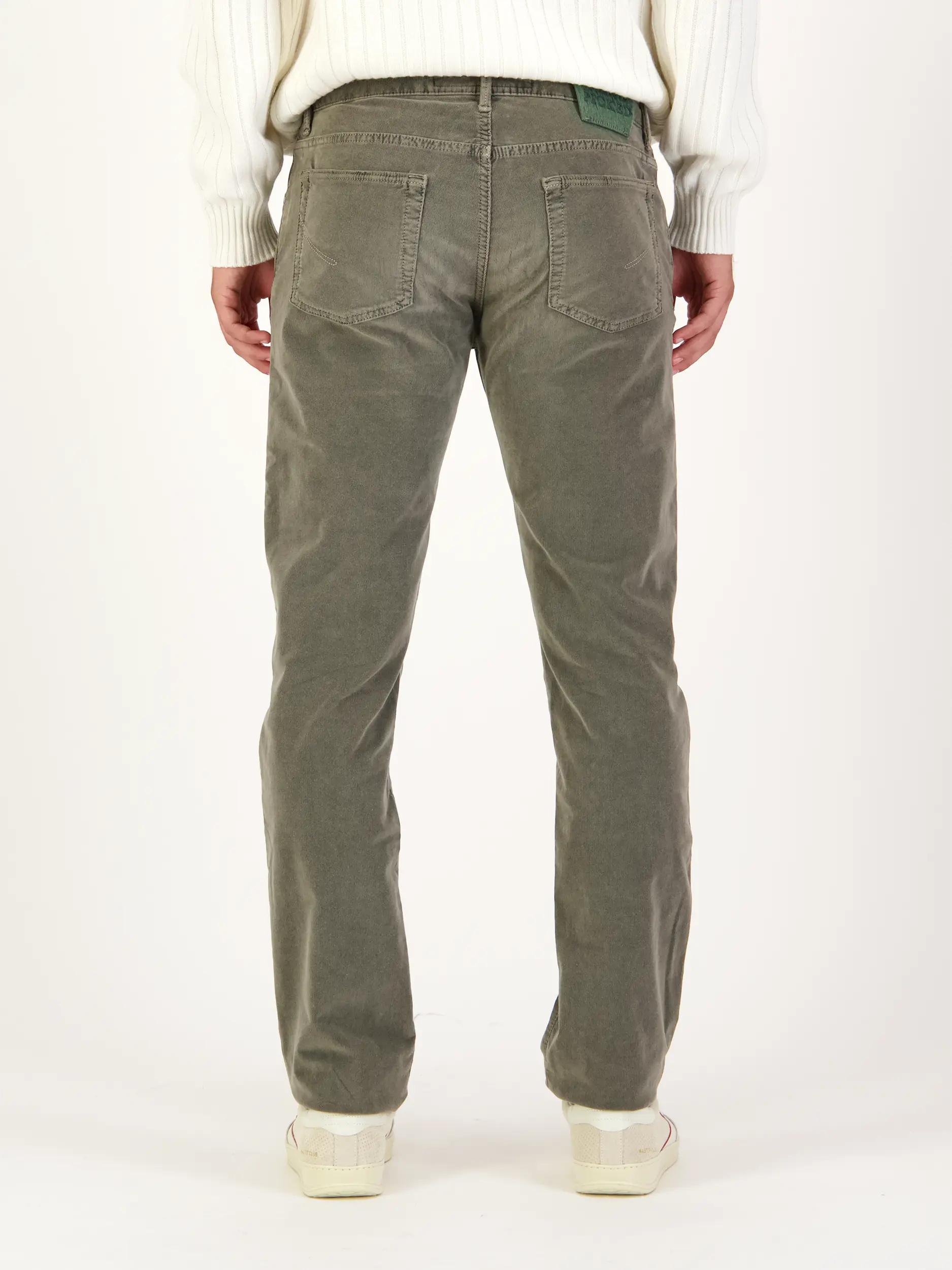 Cordhose 'Ravello' - Artikel Rückseite getragen von einem Modell - Farbe: Grün