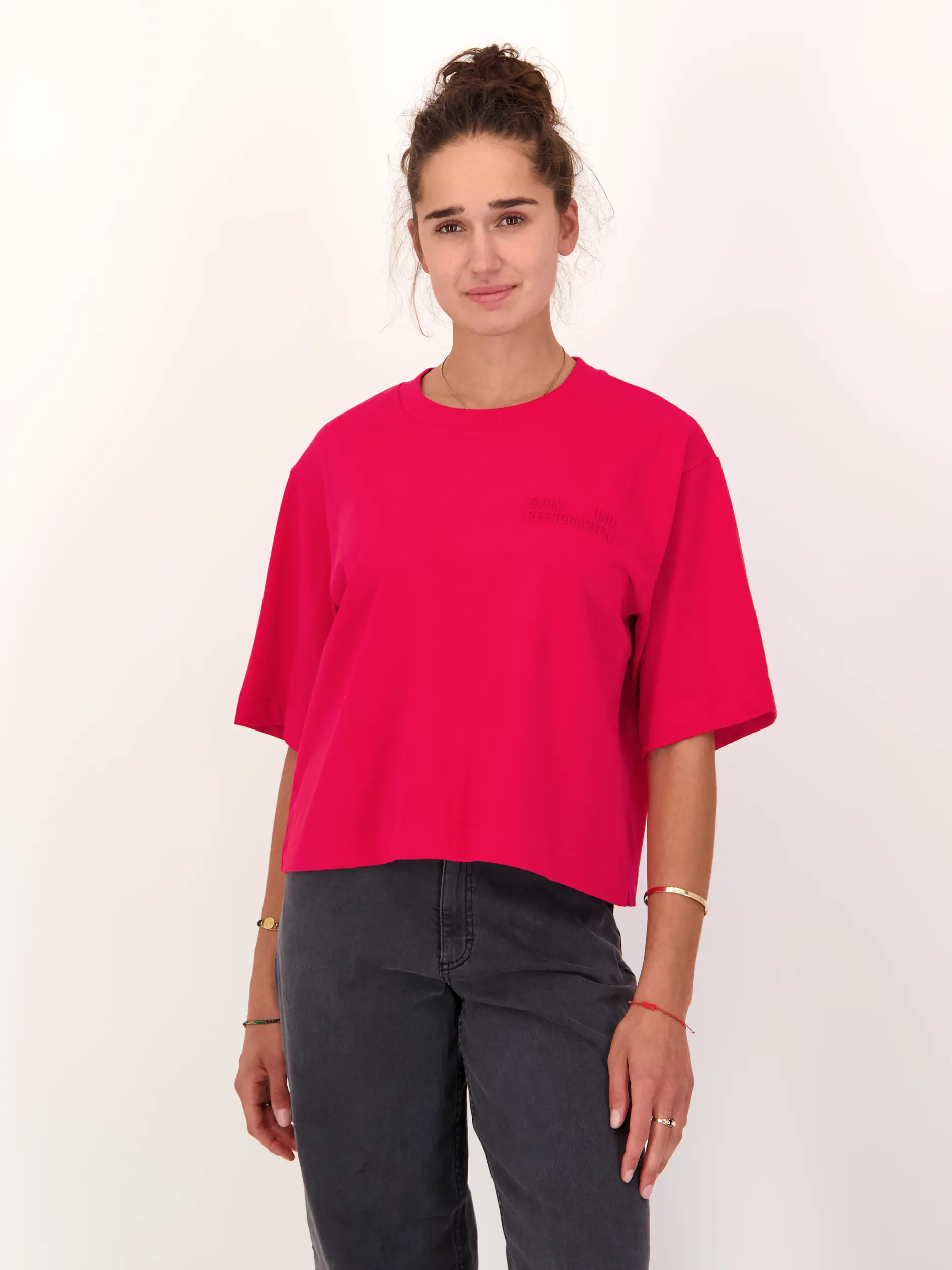 T-Shirt mit Logo - Artikel Vorderseite getragen von einem Modell - Farbe: Rot