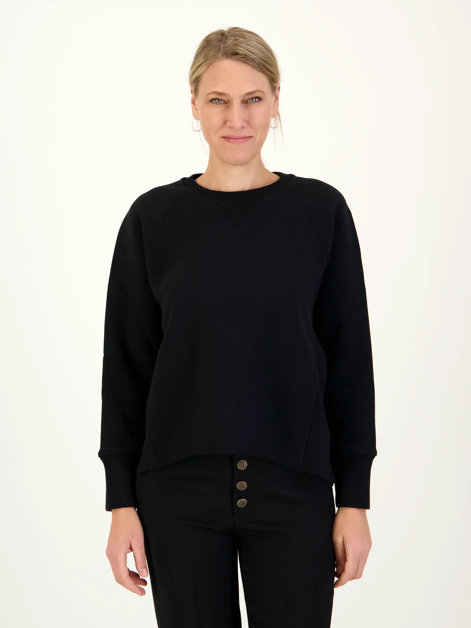 Sweatshirt - Artikel Vorderseite getragen von einem Modell - Farbe: Schwarz