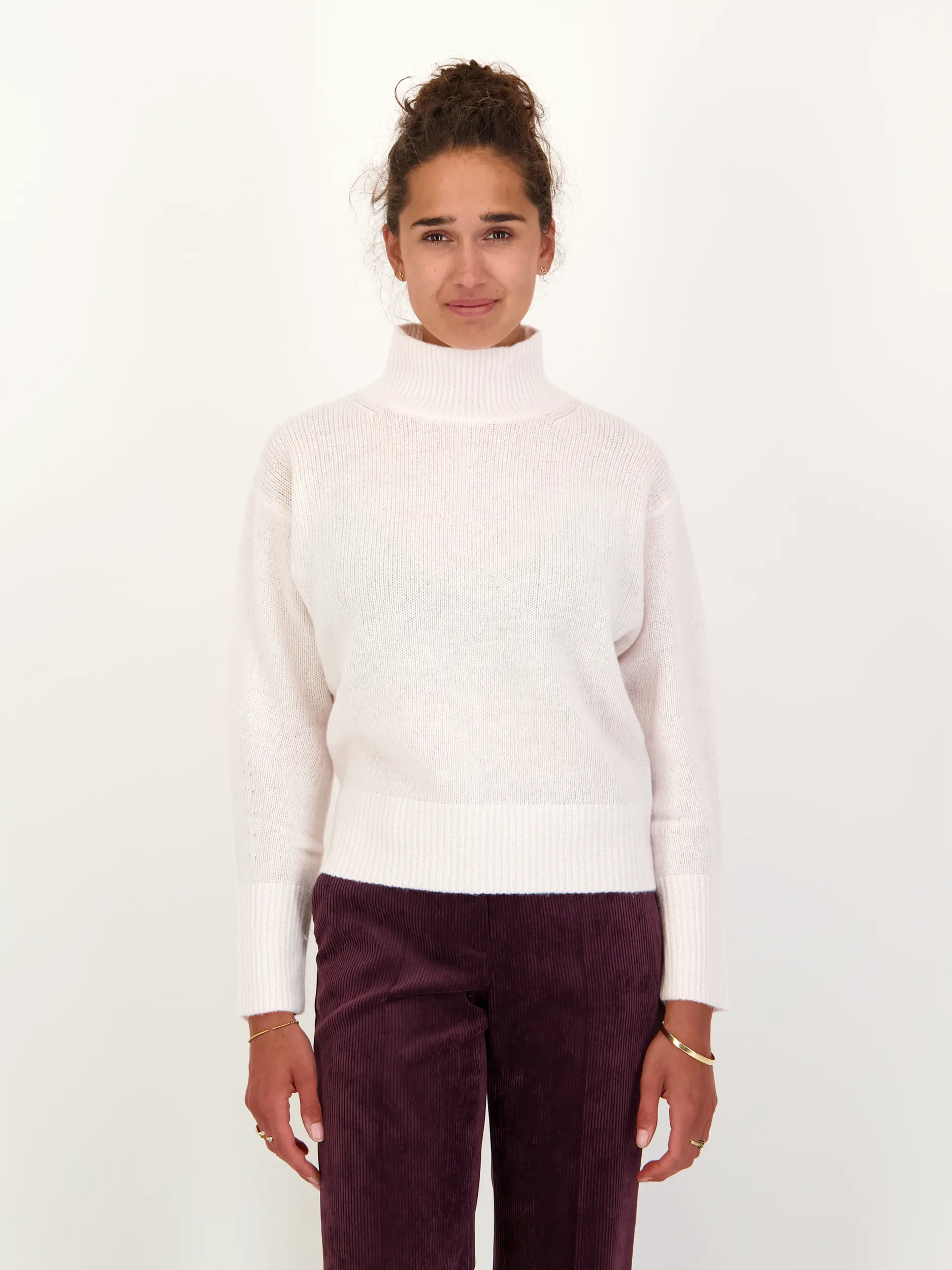Pullover aus Wolle langarm - Artikel Vorderseite getragen von einem Modell - Farbe: Creme