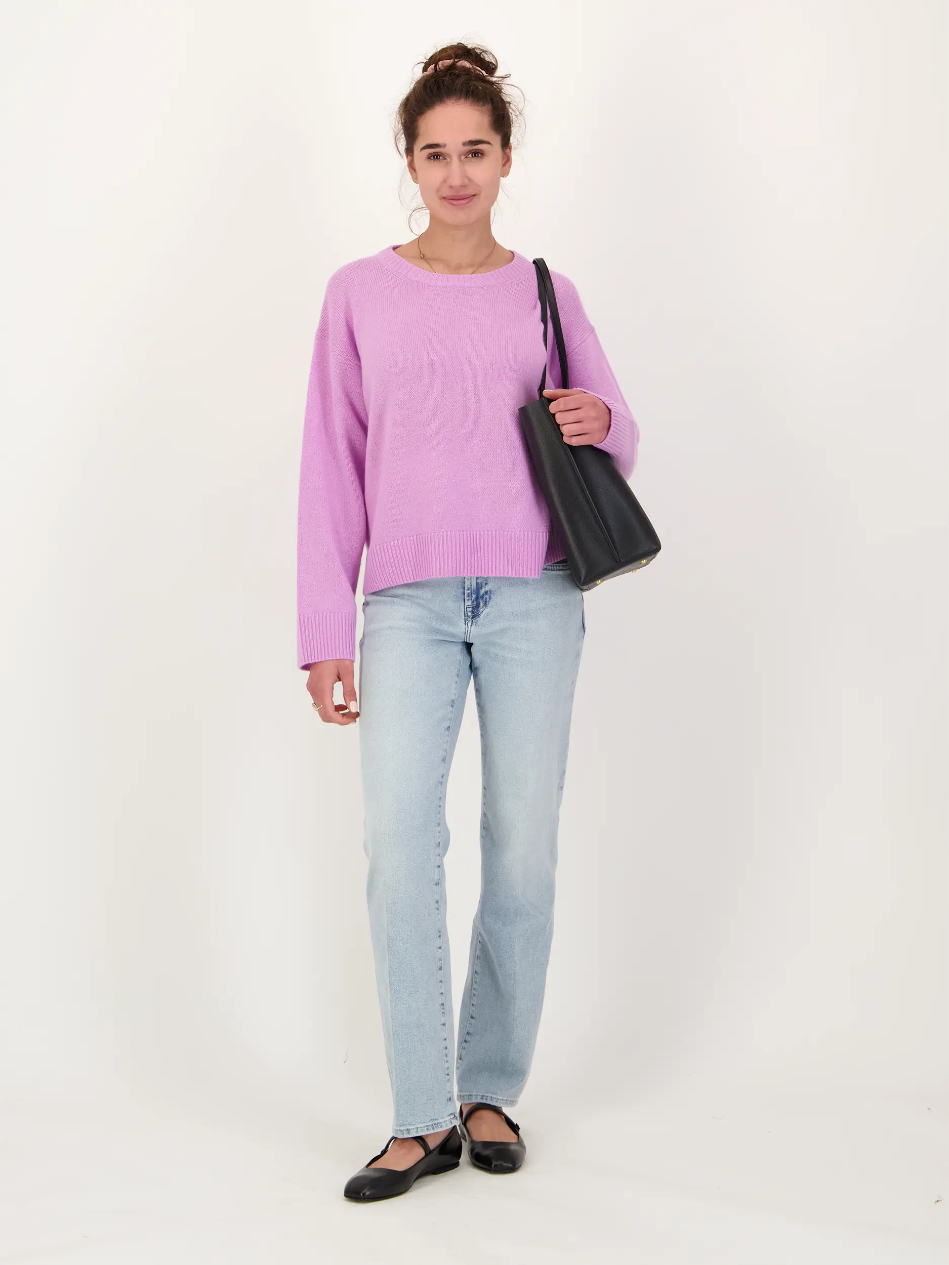 Pullover aus Kaschmir langarm - Artikel Teil eines Outfits getragen von einem Modell - Farbe: Violett