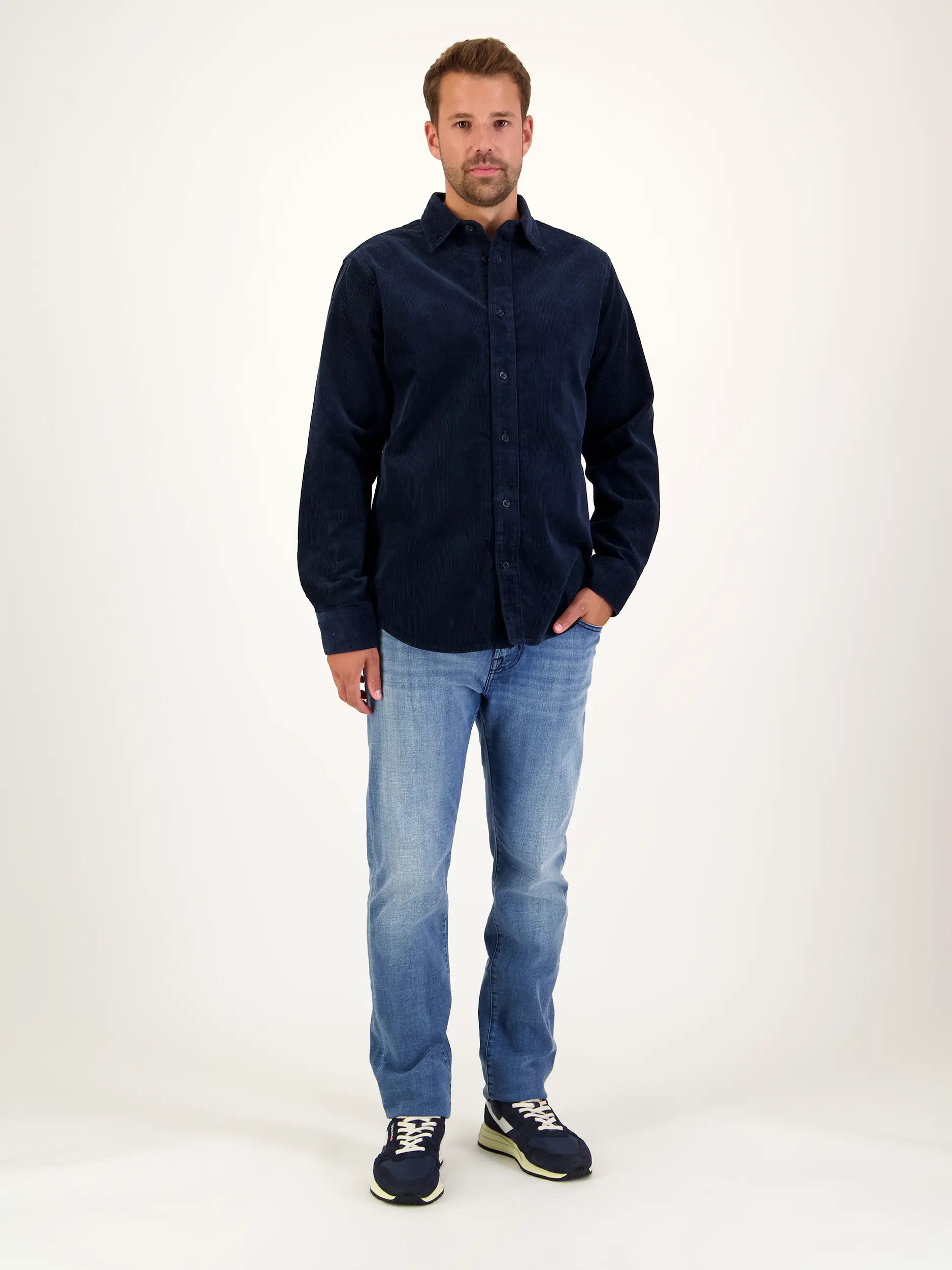 Cordhemd 'Colby' mit Kentkragen langarm - Artikel Teil eines Outfits getragen von einem Modell - Farbe: Blau
