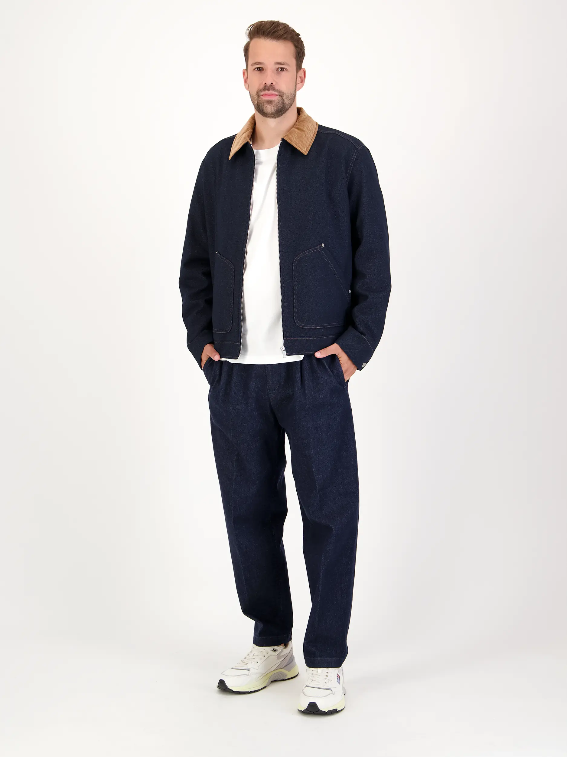 Jacke 'Rikalo' - Artikel Teil eines Outfits getragen von einem Modell - Farbe: Blau