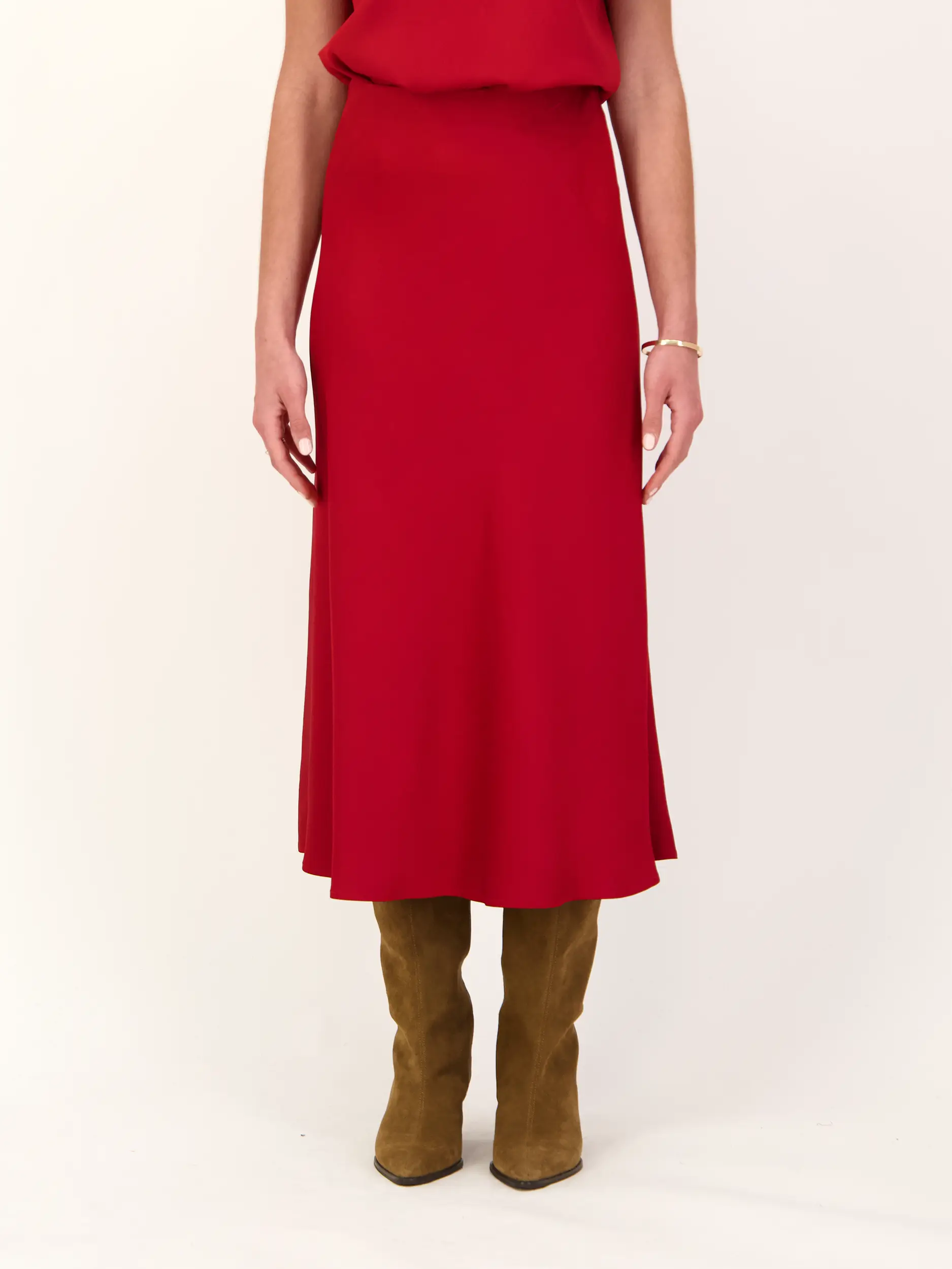 Midi Satinrock 'Ura' - Artikel Vorderseite getragen von einem Modell - Farbe: Rot