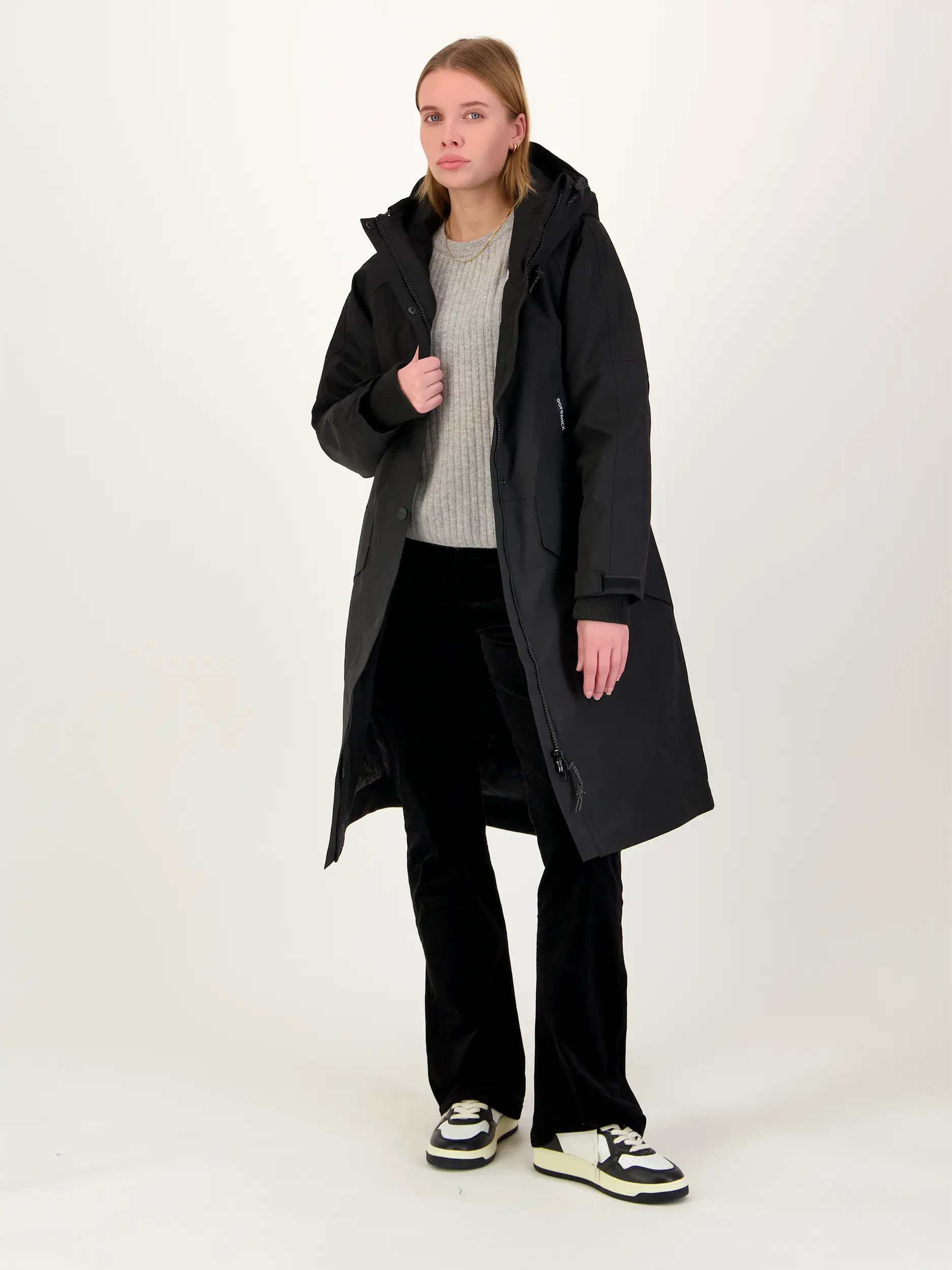 Gerippter Pullover  - Artikel Teil eines Outfits getragen von einem Modell - Farbe: Grau