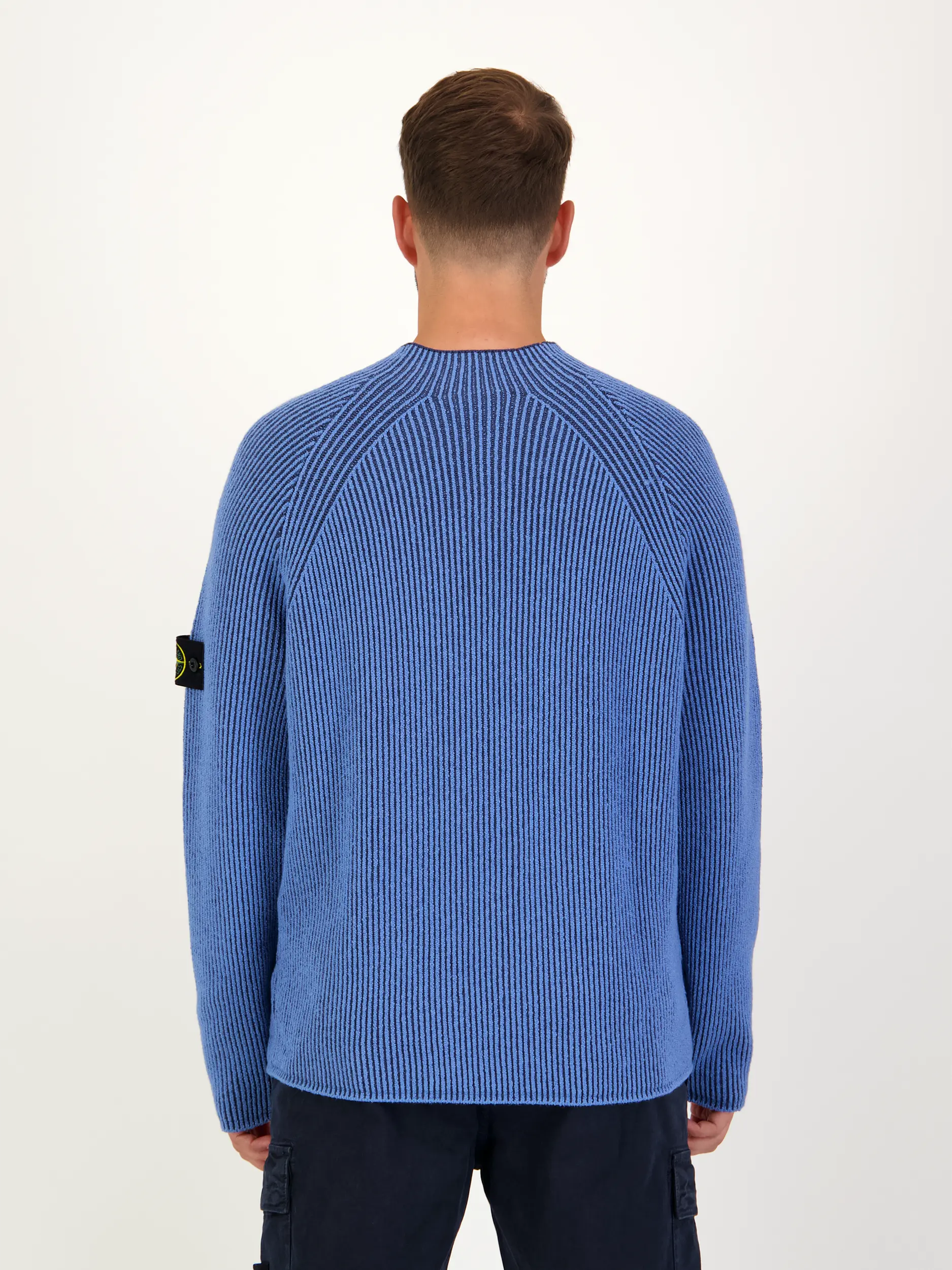 Pullover - Artikel Rückseite getragen von einem Modell - Farbe: Blau
