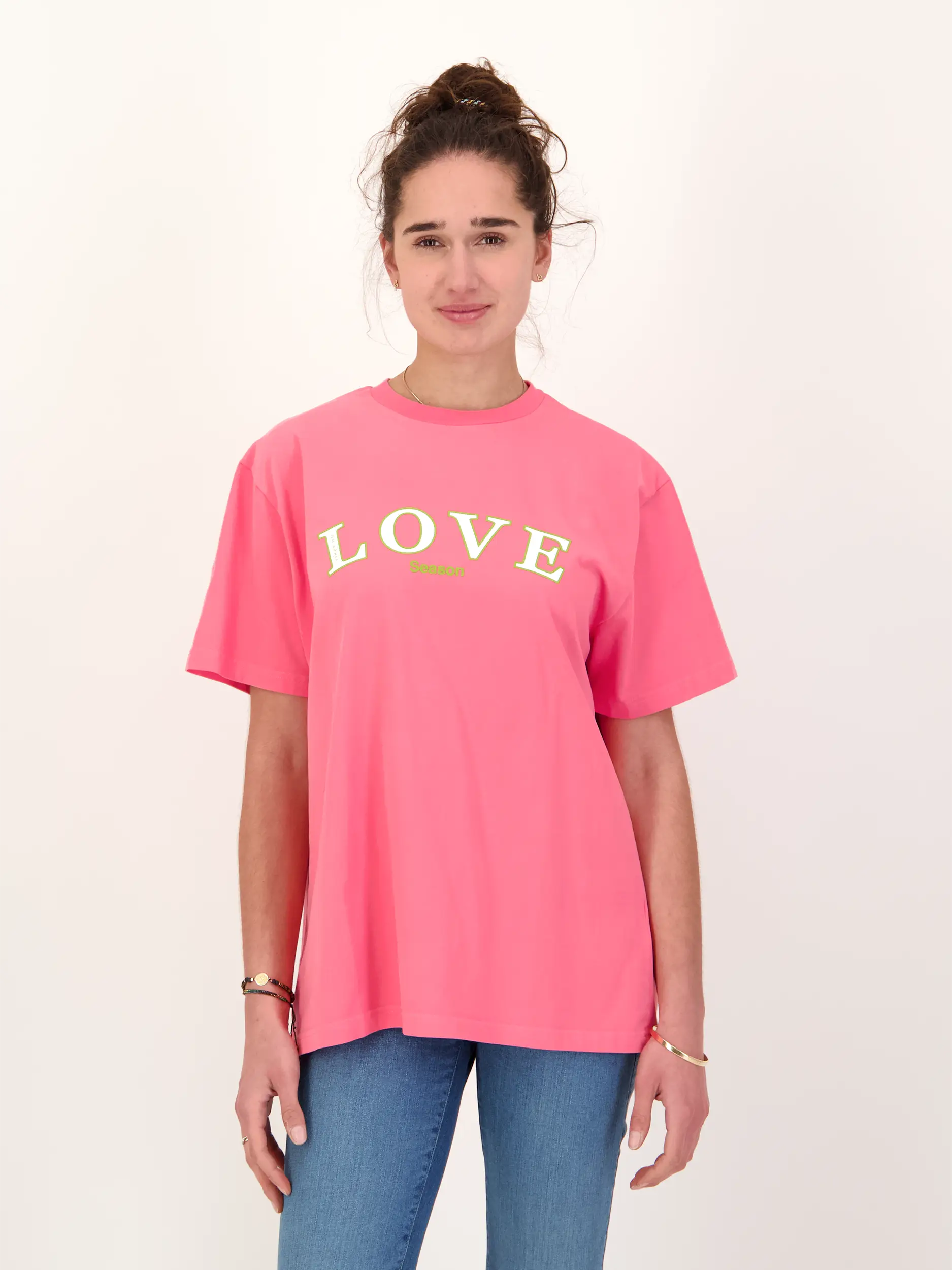 T-Shirt 'Love' - Artikel Vorderseite getragen von einem Modell - Farbe: Rosa&Pink