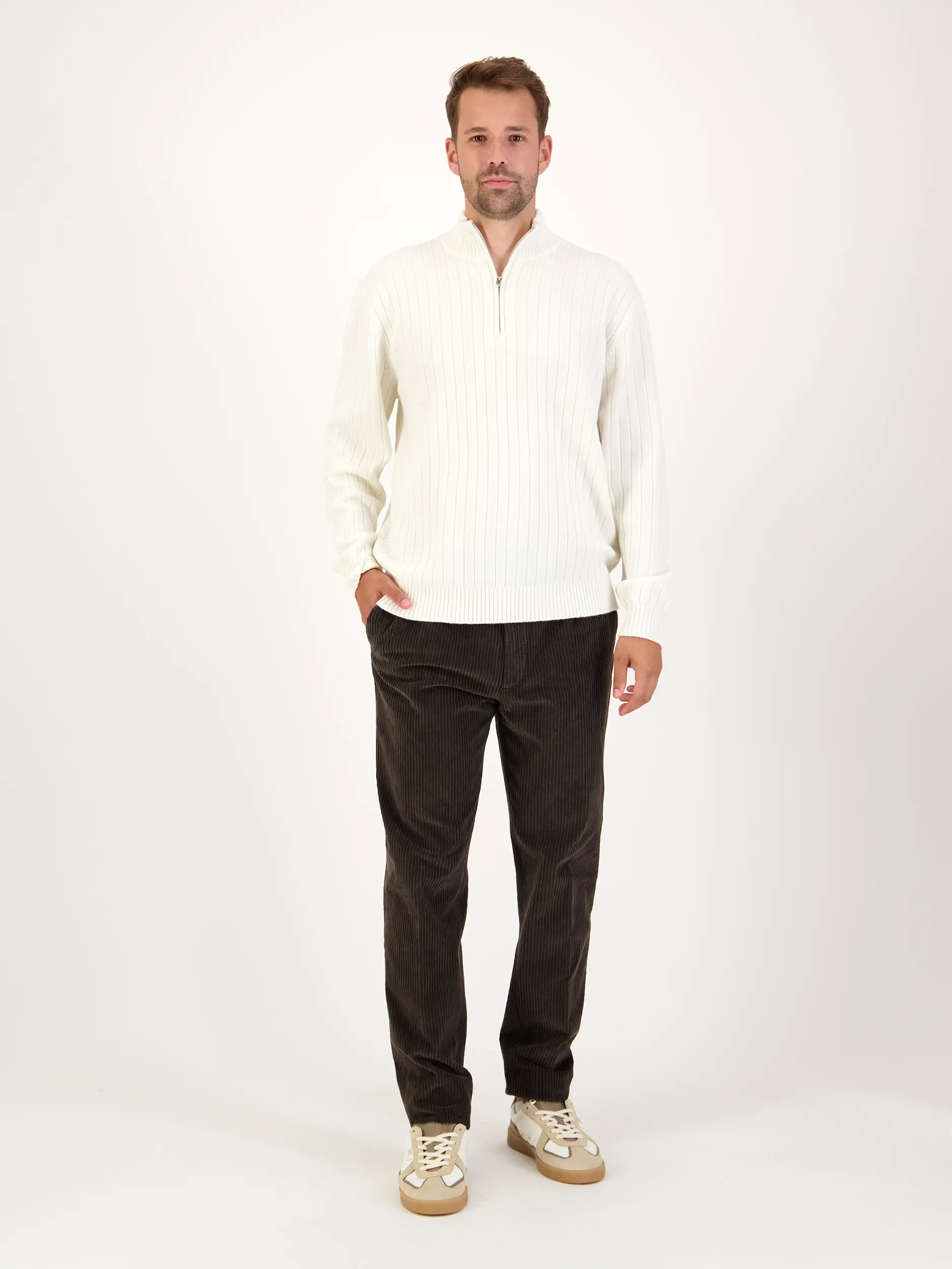 Cordhose 'Silvio' - Artikel Teil eines Outfits getragen von einem Modell - Farbe: Braun