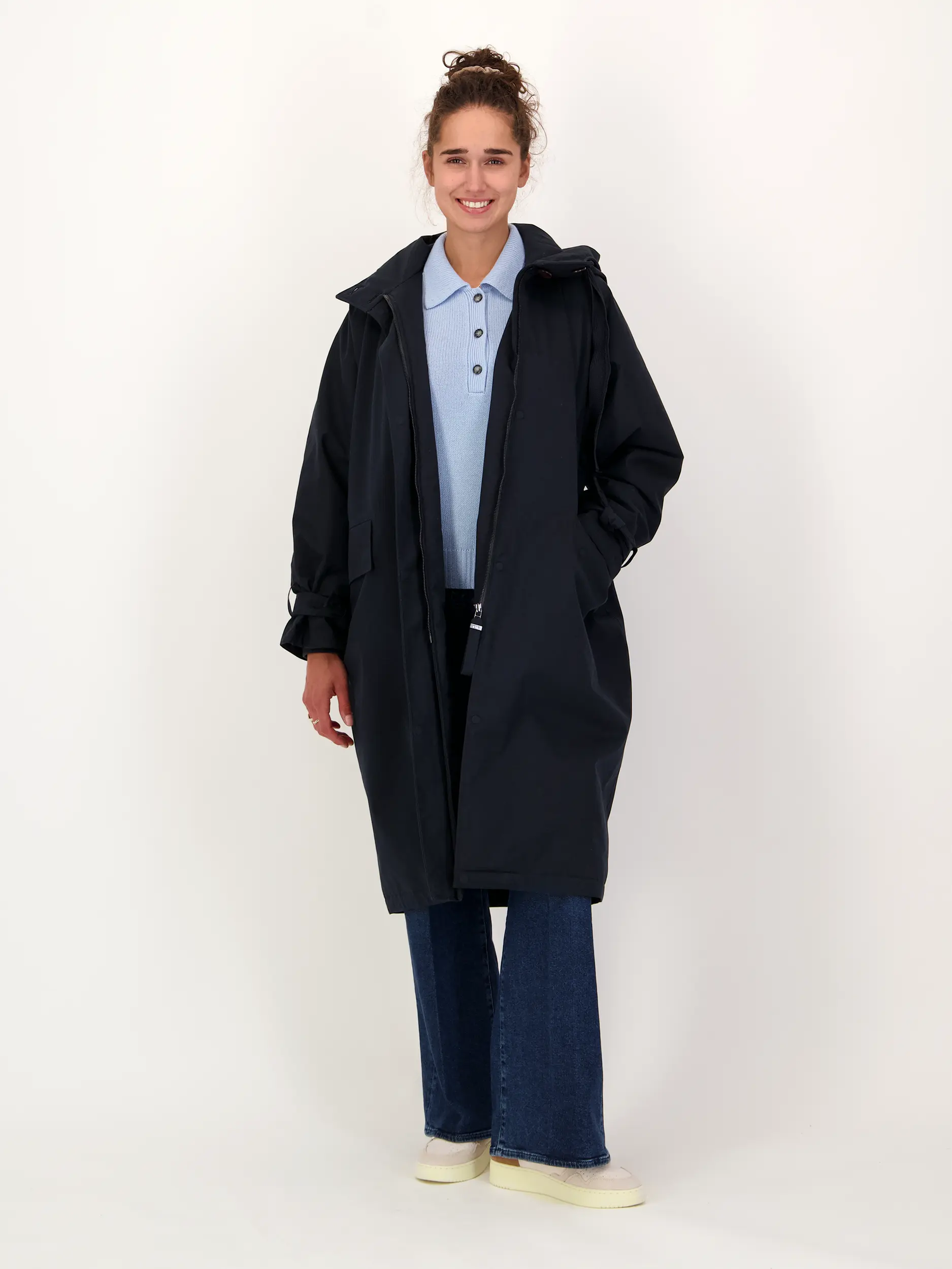 Mantel 'Liv' - Artikel Teil eines Outfits getragen von einem Modell - Farbe: Blau