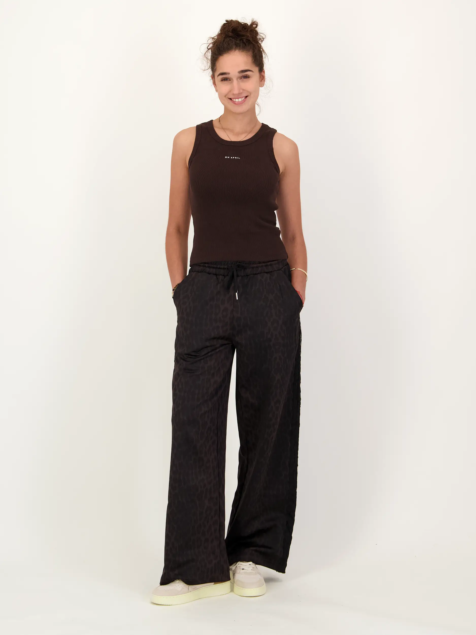 Rippstricktop 'Dara' - Artikel Teil eines Outfits getragen von einem Modell - Farbe: Braun