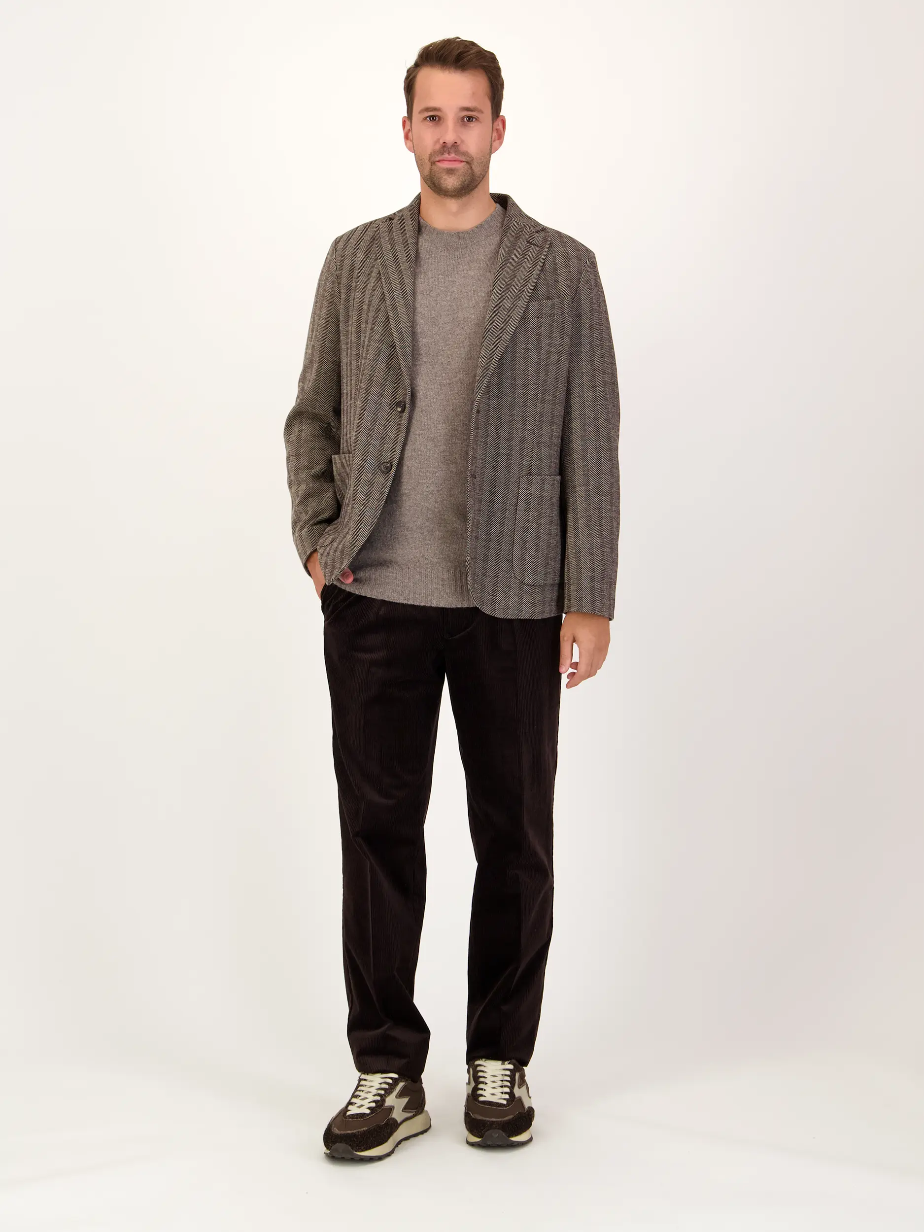 Wollsakko - Artikel Teil eines Outfits getragen von einem Modell - Farbe: Braun