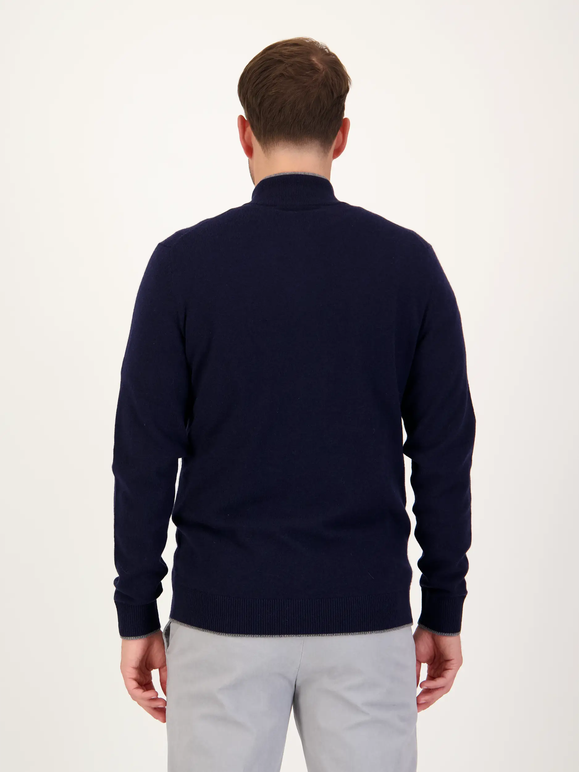 Strickjacke 'Cefalu' aus Merinowoll-Mix - Artikel Rückseite getragen von einem Modell - Farbe: Blau