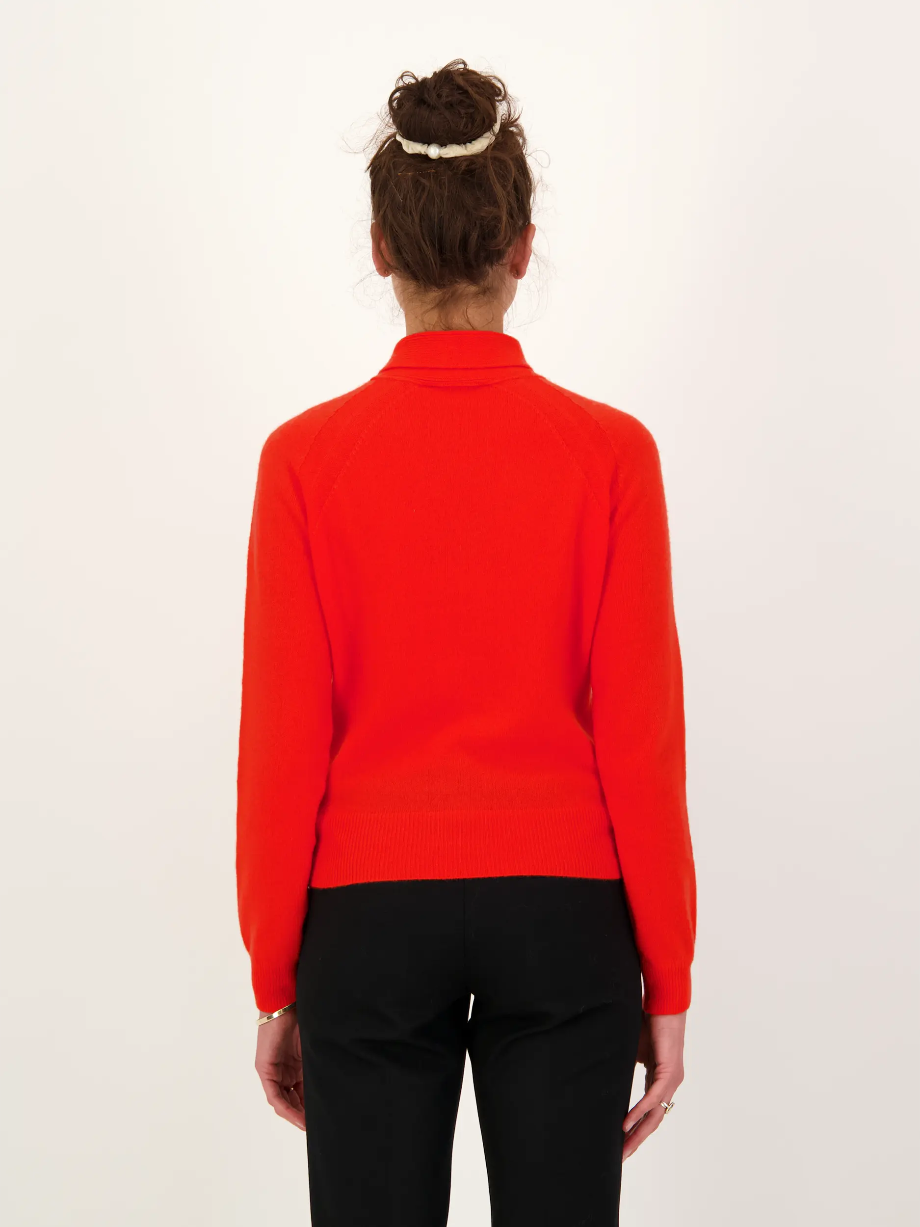 Pullover 'Invited' aus Kaschmir mit Schluppe langarm - Artikel Rückseite getragen von einem Modell - Farbe: Rot
