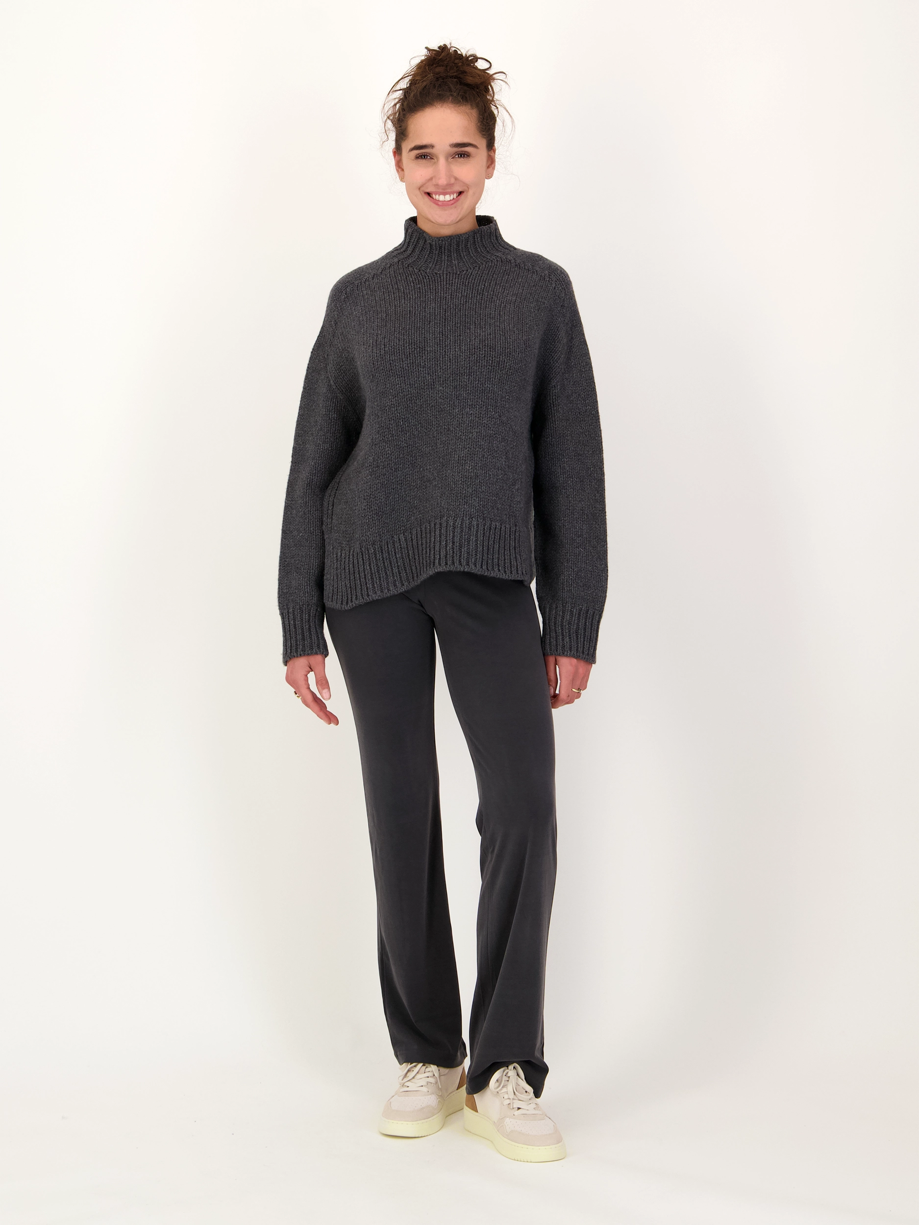 Pullover 'Faye' aus Woll-Mix langarm - Artikel Teil eines Outfits getragen von einem Modell - Farbe: Grau